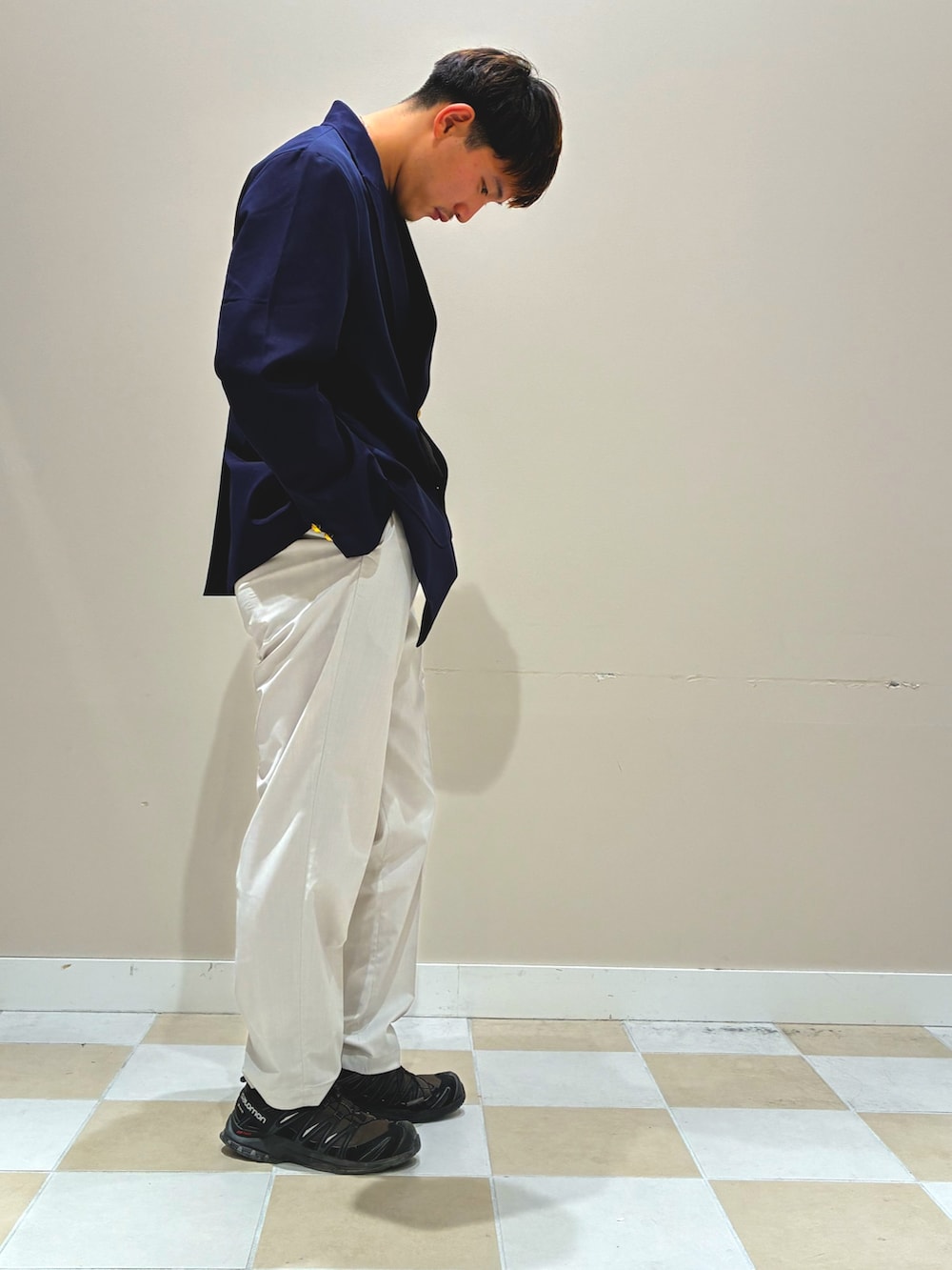 ブルー系のその他アウター、グリーン系のTシャツ/カットソーを着用したメンズの秋コーディネートの2枚目の写真