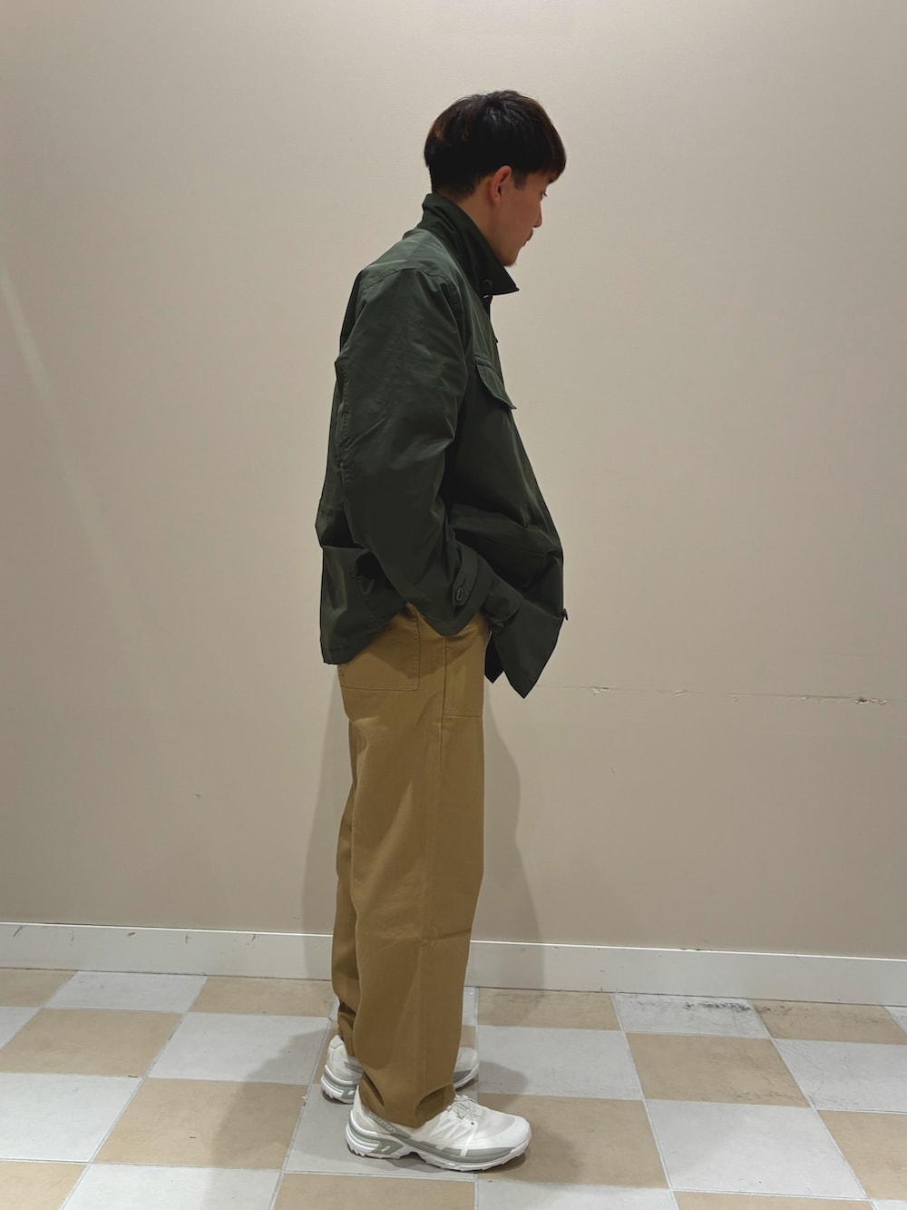 ベージュ系のその他パンツを着用したメンズの秋コーディネートの2枚目の写真