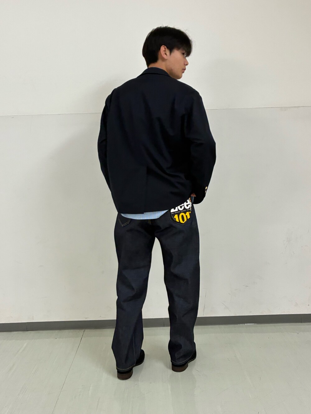ブルー系のシャツ/ブラウス、ブルー系のその他アウター、ブルー系のデニムパンツを着用したメンズの冬コーディネートの3枚目の写真