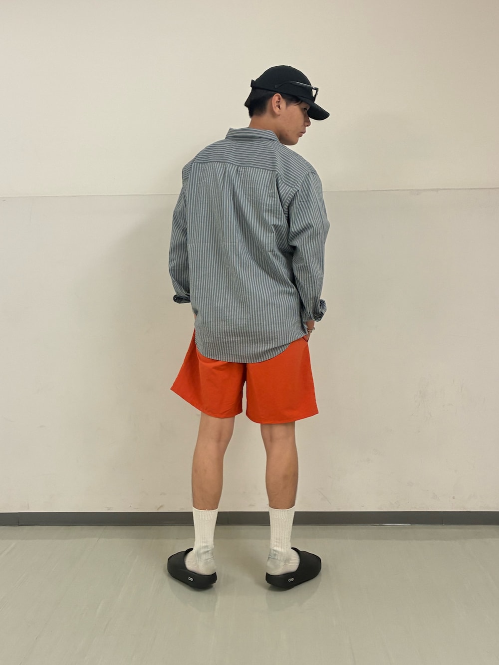 グレー系のシャツ/ブラウス、ホワイト系のTシャツ/カットソー、オレンジ系のその他パンツを着用したメンズの夏コーディネートの3枚目の写真