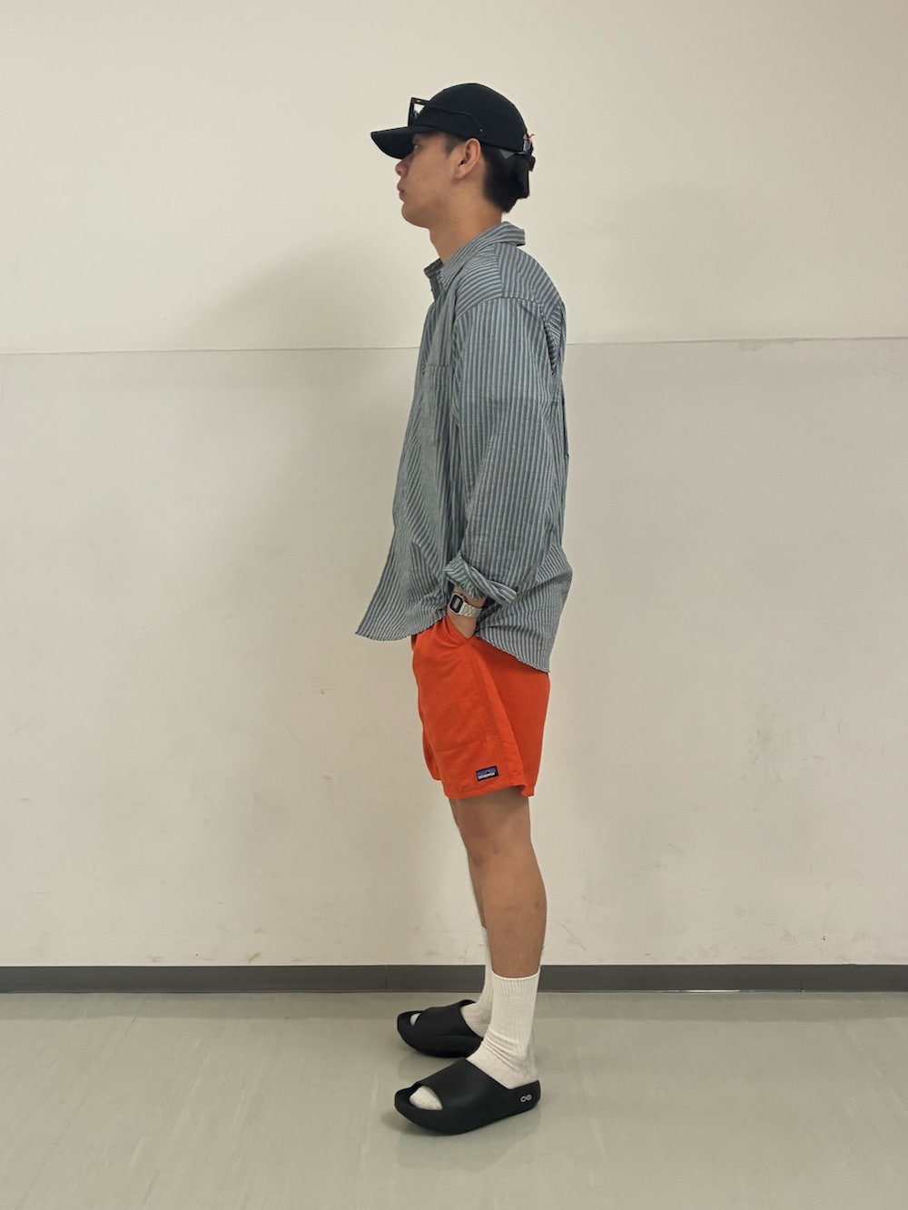 グレー系のシャツ/ブラウス、ホワイト系のTシャツ/カットソー、オレンジ系のその他パンツを着用したメンズの夏コーディネートの2枚目の写真