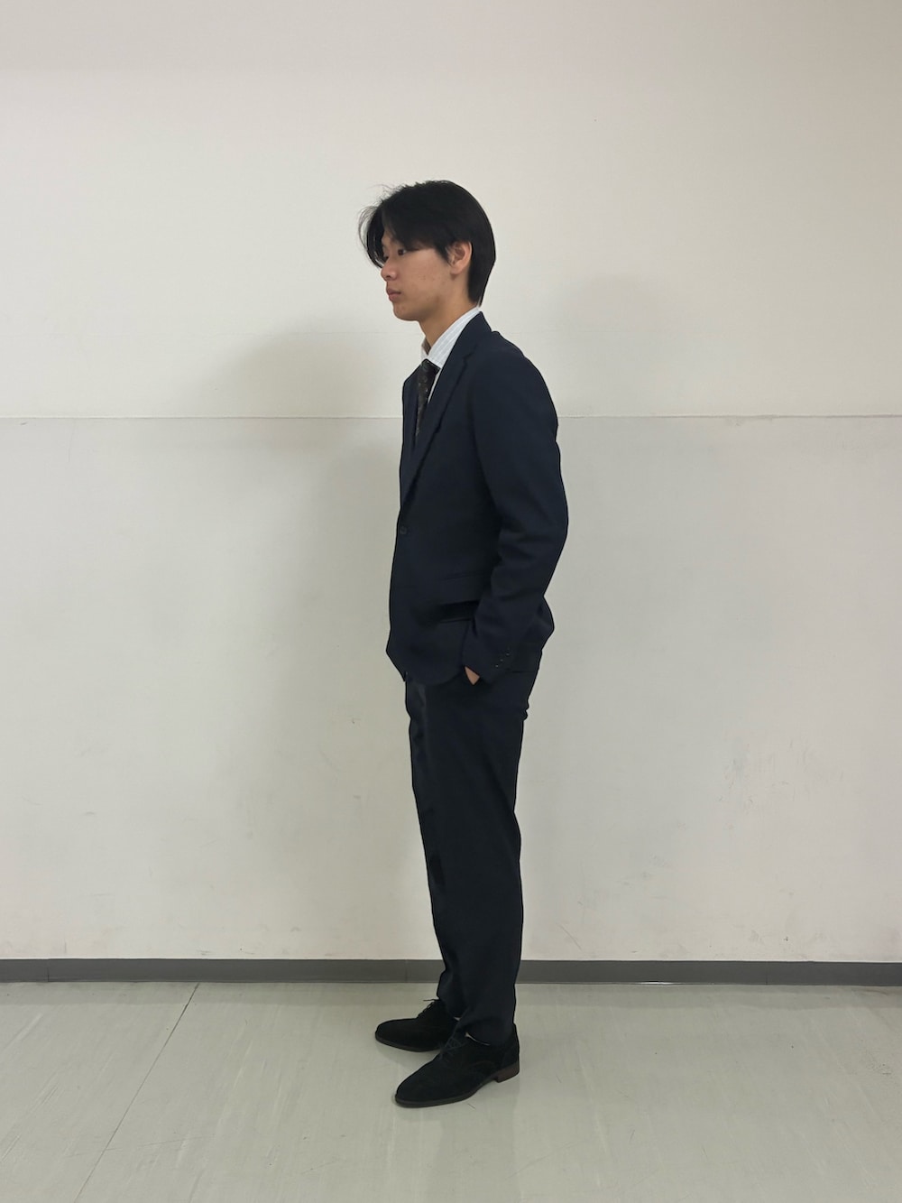 ブルー系のスーツパンツ、ブルー系のその他アウター、グレー系のシャツ/ブラウスを着用したメンズの春コーディネートの2枚目の写真