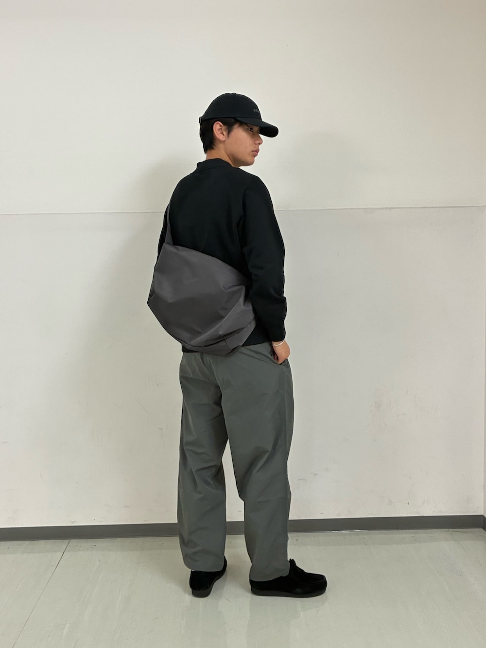 ブラック系のカーディガン/ボレロ、グレー系のその他パンツ、グレー系のショルダーバッグを着用したメンズの冬コーディネートの3枚目の写真