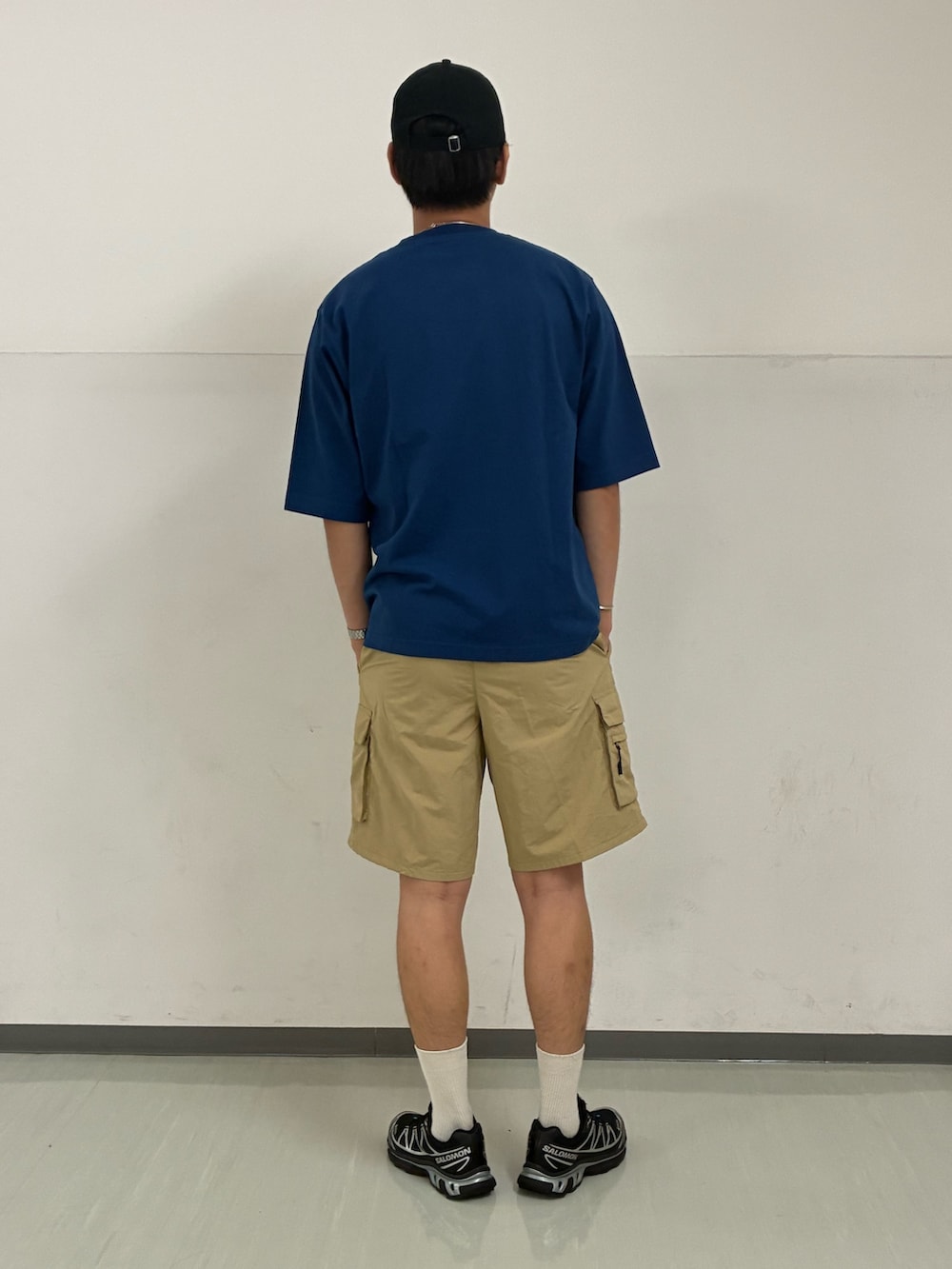 ブルー系のTシャツ/カットソー、グレー系のその他パンツ、ホワイト系のキャップを着用したメンズの夏コーディネートの3枚目の写真
