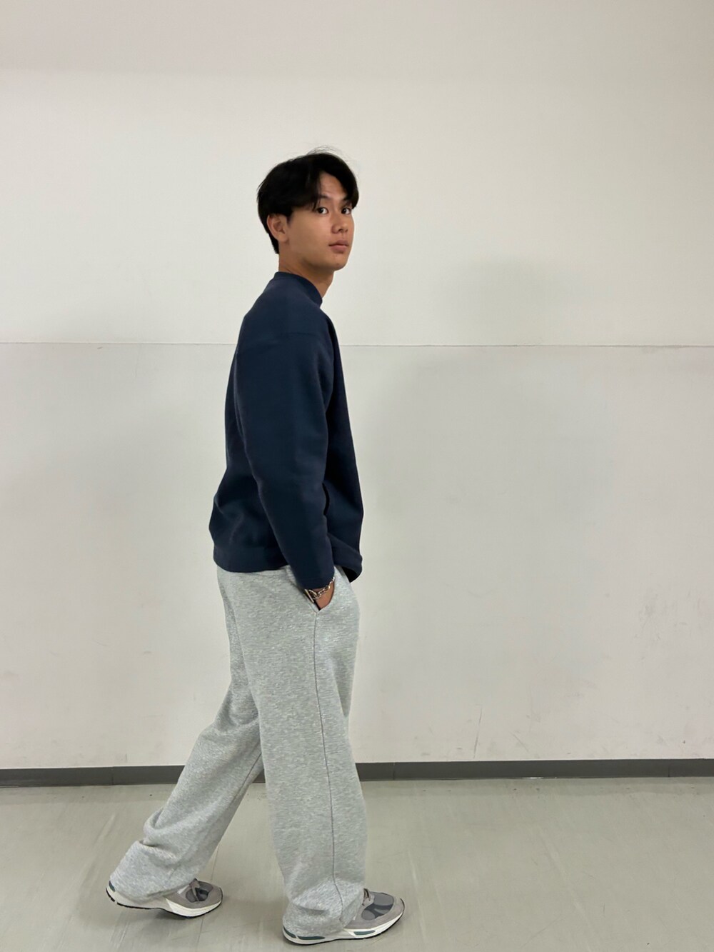 ブルー系のスウェット、グレー系のその他パンツを着用したメンズの秋コーディネートの4枚目の写真