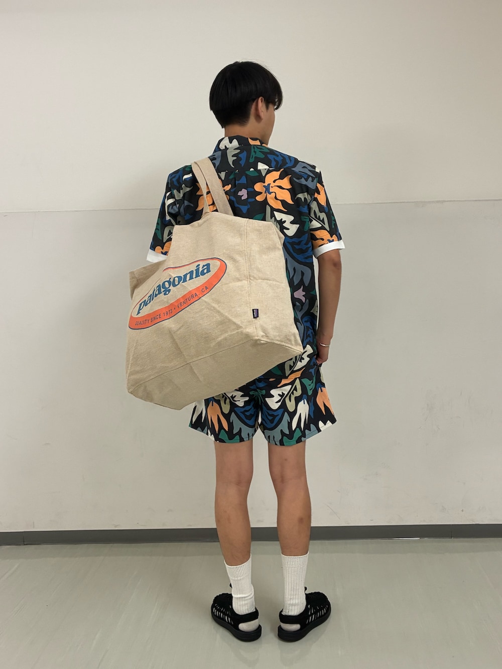 ブラック系のシャツ/ブラウス、ブラック系のその他パンツ、ブラック系のサンダルを着用したメンズの春コーディネートの3枚目の写真