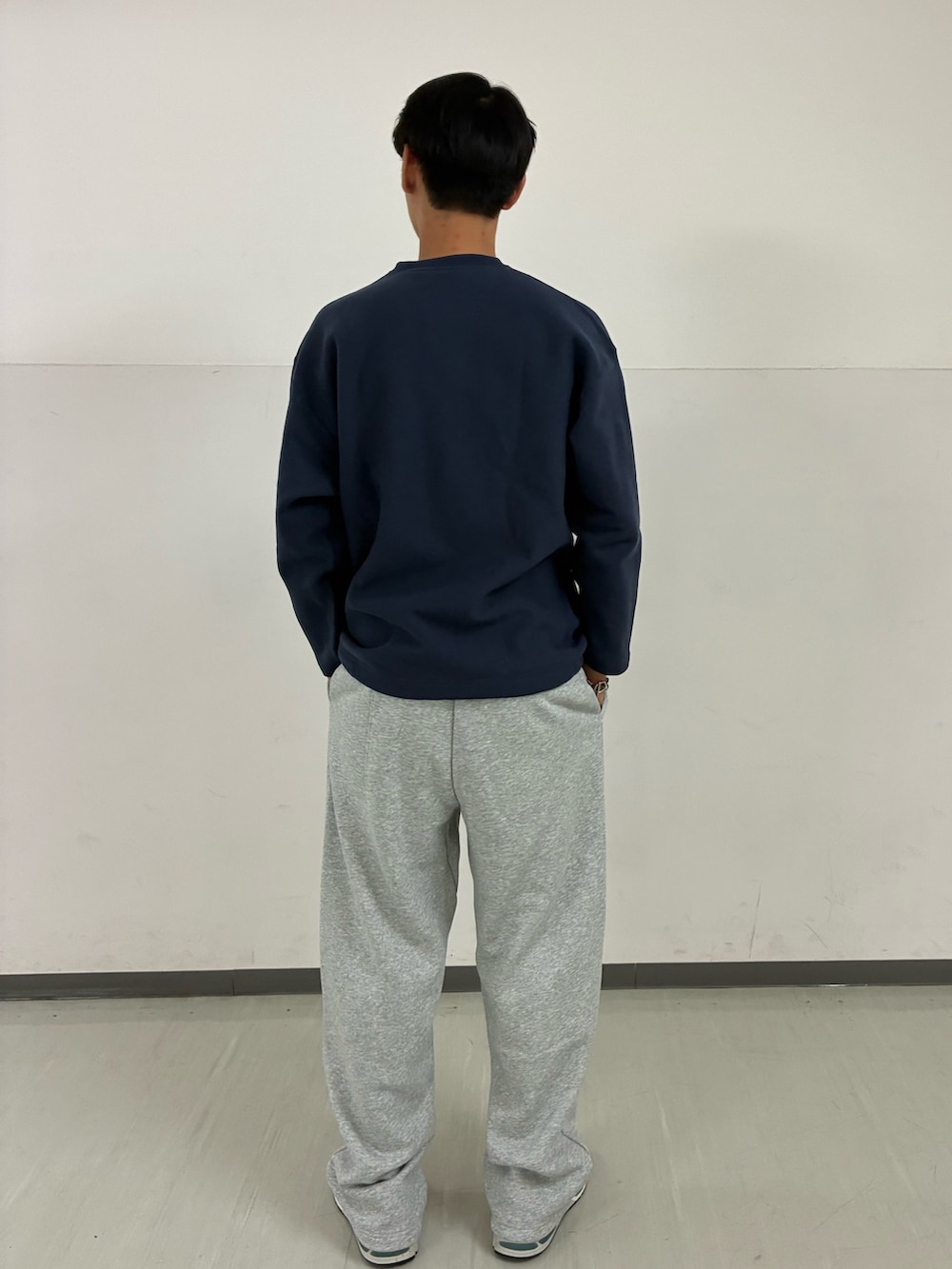 ブルー系のスウェット、グレー系のその他パンツを着用したメンズの秋コーディネートの3枚目の写真