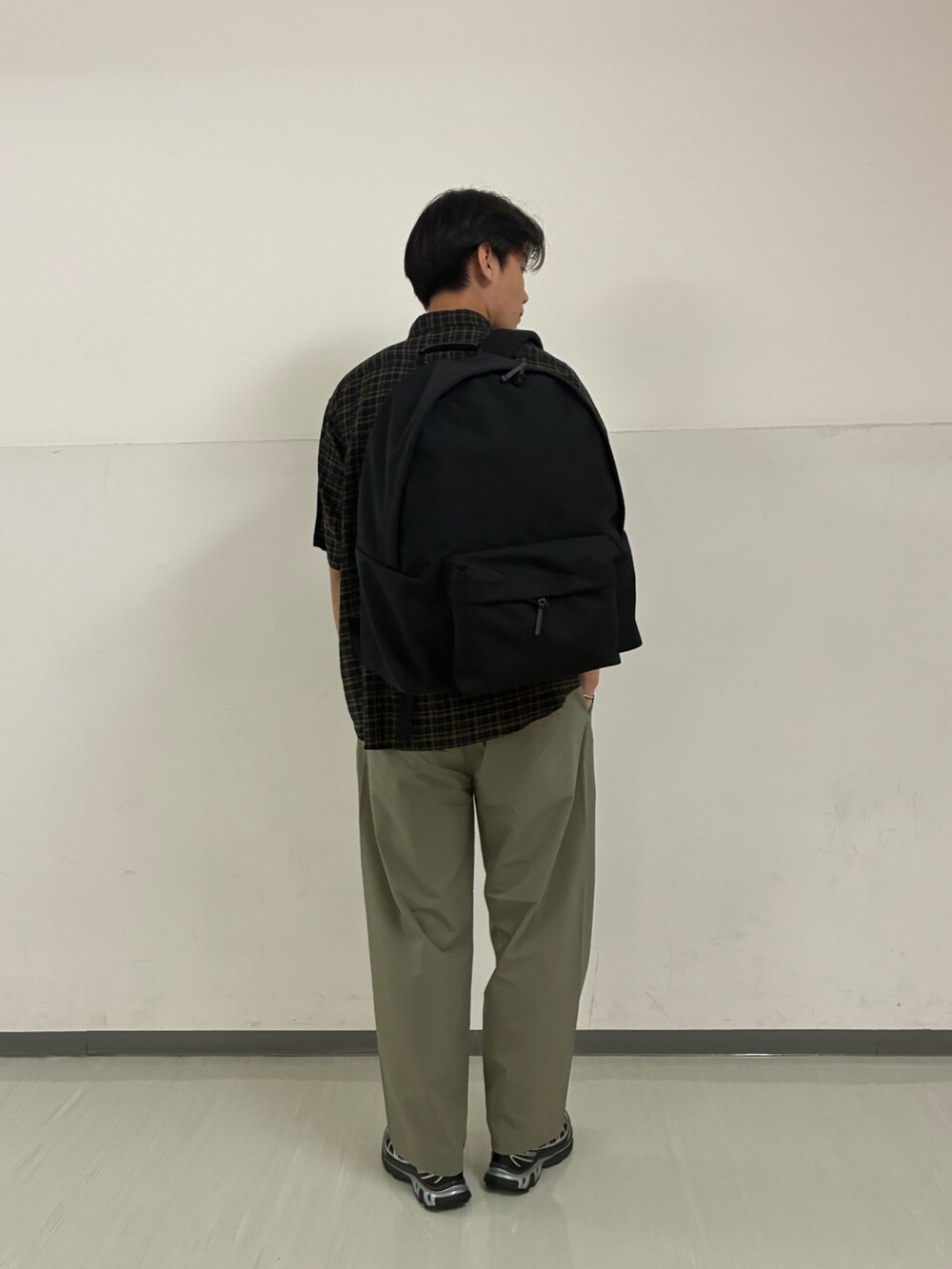 グレー系のシャツ/ブラウス、グリーン系のその他パンツ、ブラック系のバックパック/リュックを着用したメンズの春コーディネートの3枚目の写真