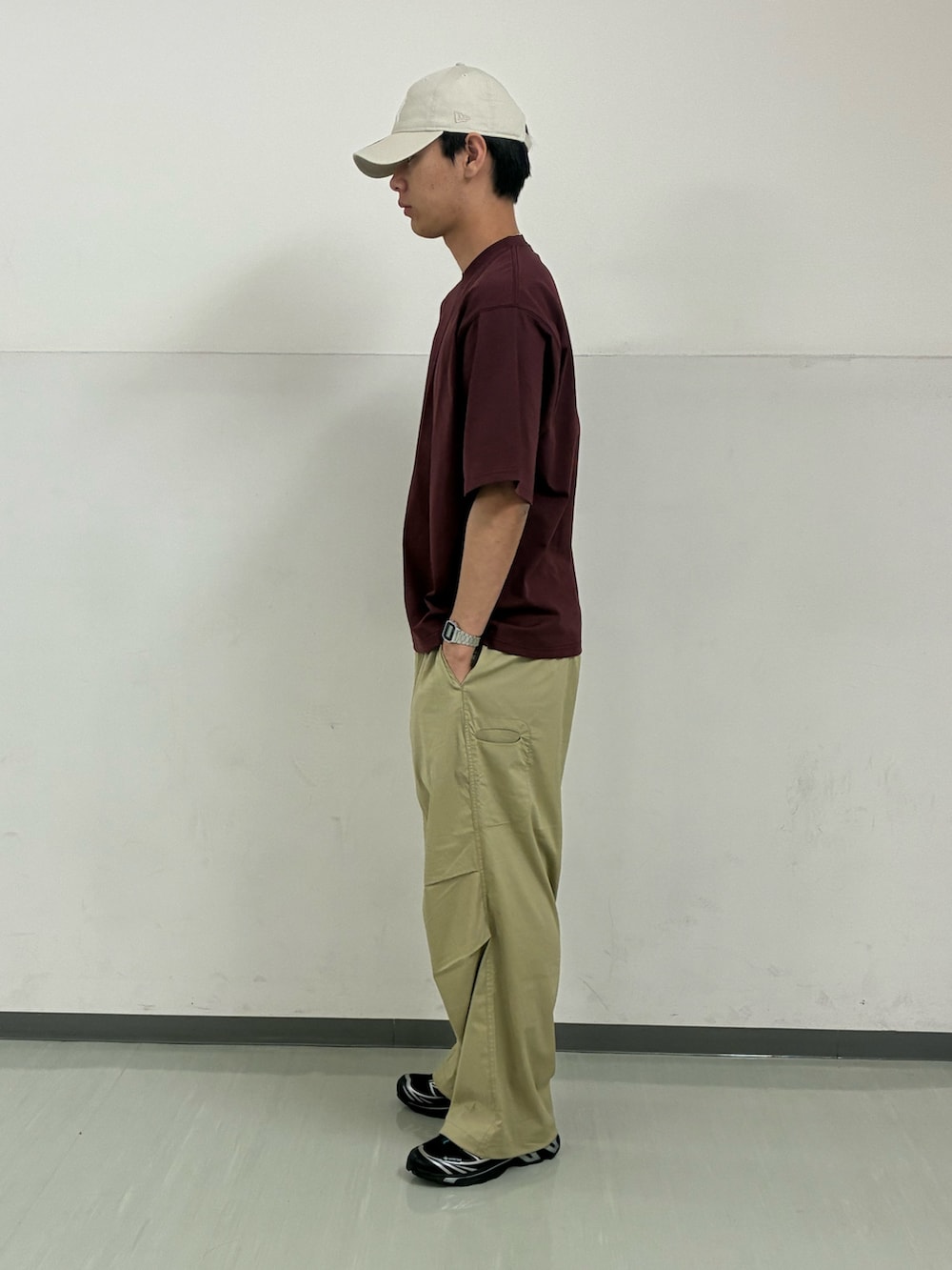 レッド系のTシャツ/カットソー、ベージュ系のその他パンツ、ホワイト系のキャップを着用したメンズの夏コーディネートの2枚目の写真