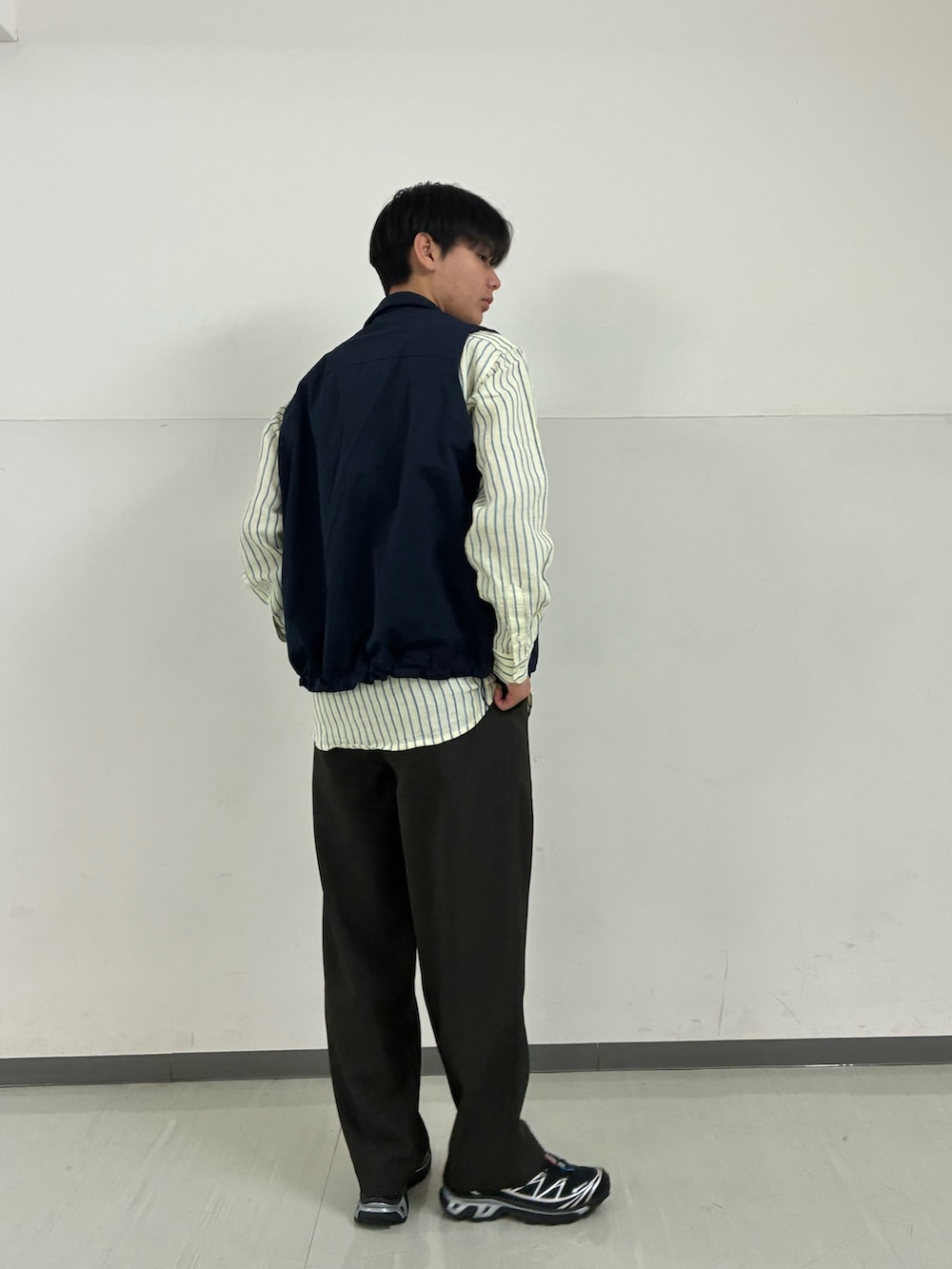 イエロー系のシャツ/ブラウス、ブラウン系のその他パンツを着用したメンズの冬コーディネートの3枚目の写真