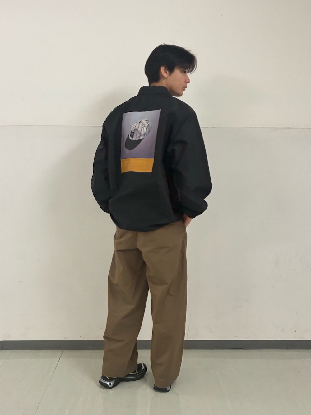 ブラウン系のその他パンツを着用したメンズの春コーディネートの2枚目の写真