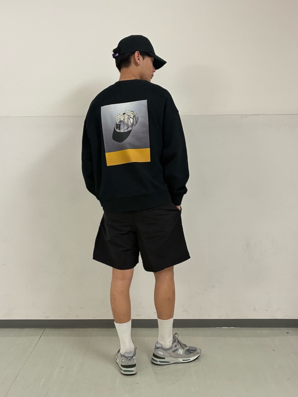 ブラック系のその他パンツ、ブラック系のキャップを着用したメンズの春コーディネートの3枚目の写真