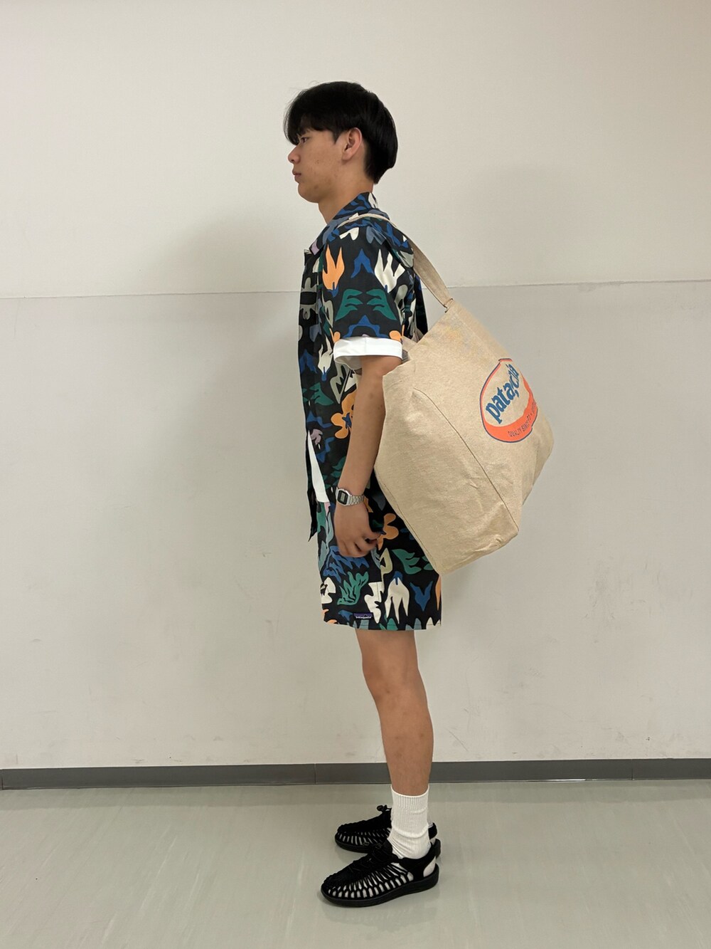 ブラック系のシャツ/ブラウス、ブラック系のその他パンツ、ブラック系のサンダルを着用したメンズの春コーディネートの2枚目の写真