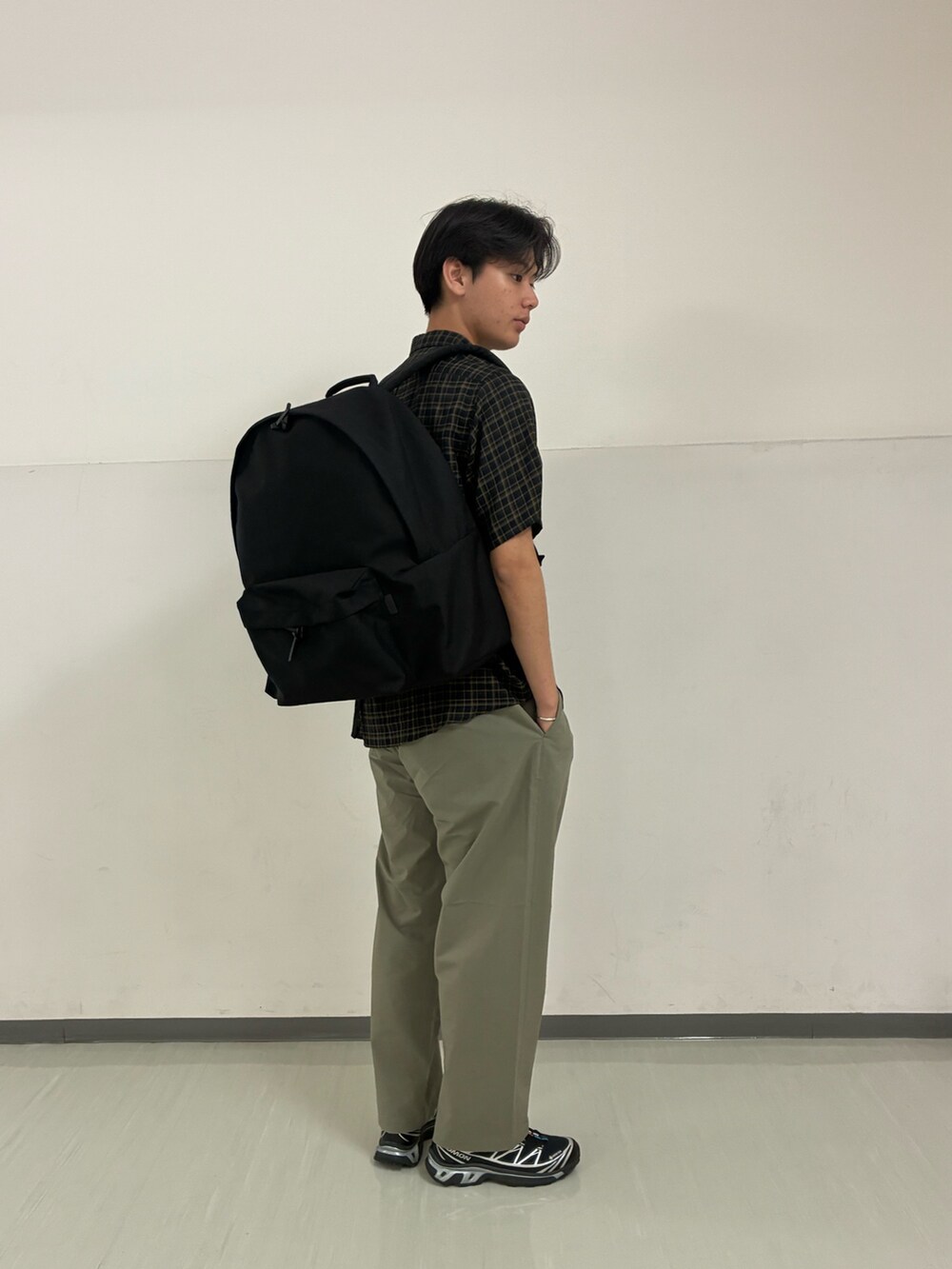 グレー系のシャツ/ブラウス、グリーン系のその他パンツ、ブラック系のバックパック/リュックを着用したメンズの春コーディネートの2枚目の写真