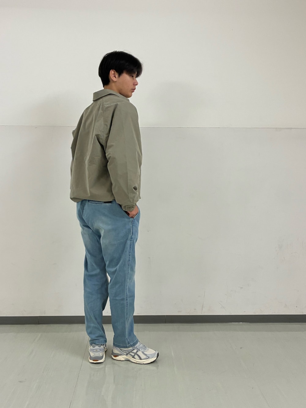 ブルー系のその他パンツを着用したメンズの冬コーディネートの2枚目の写真