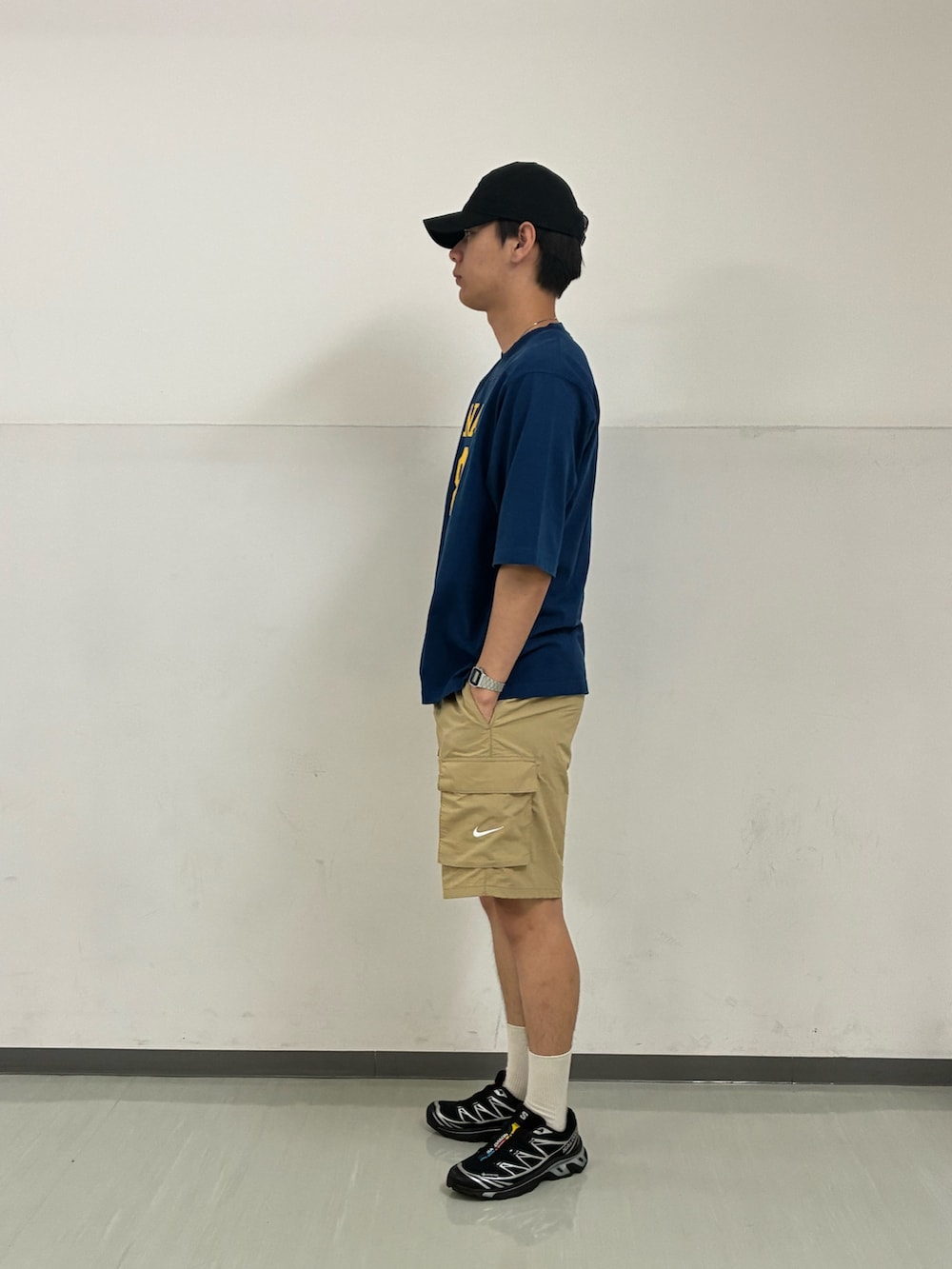 ブルー系のTシャツ/カットソー、グレー系のその他パンツ、ホワイト系のキャップを着用したメンズの夏コーディネートの2枚目の写真