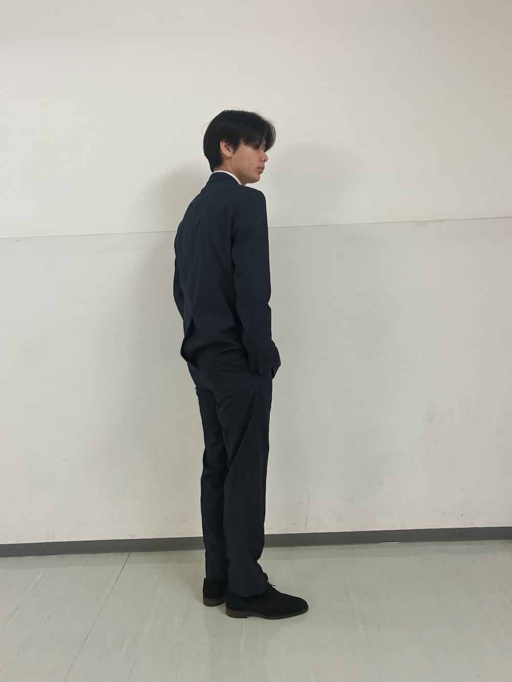 ブルー系のスーツパンツ、ブルー系のその他アウター、グレー系のシャツ/ブラウスを着用したメンズの春コーディネートの3枚目の写真