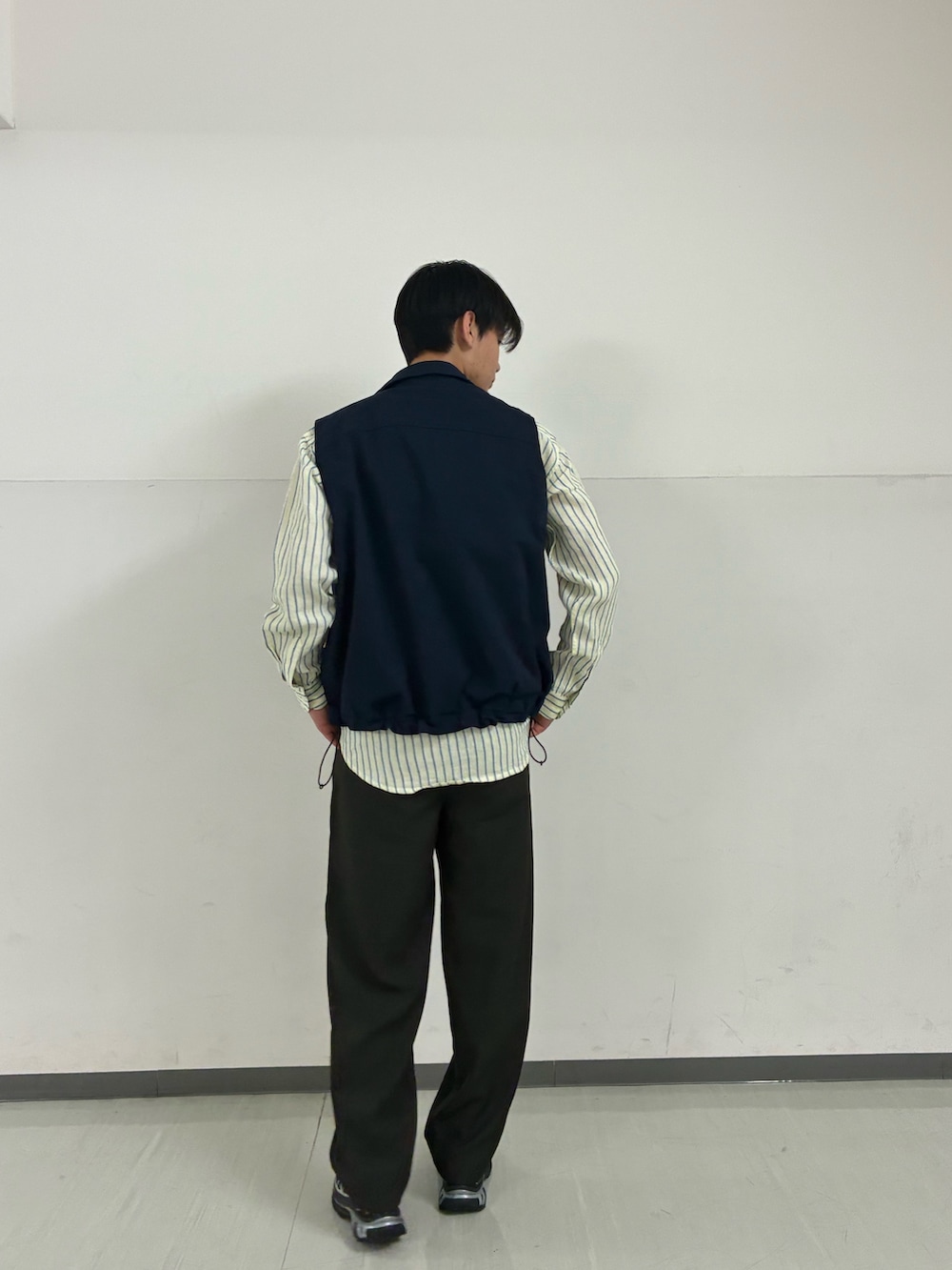 イエロー系のシャツ/ブラウス、ブラウン系のその他パンツを着用したメンズの冬コーディネートの2枚目の写真