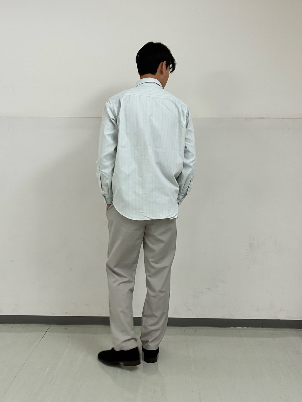 グレー系のシャツ/ブラウス、ベージュ系のその他パンツを着用したメンズの冬コーディネートの2枚目の写真