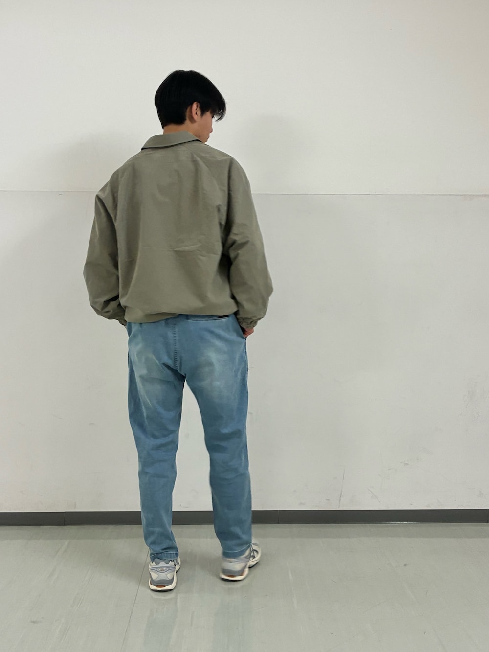 ブルー系のその他パンツを着用したメンズの冬コーディネートの3枚目の写真