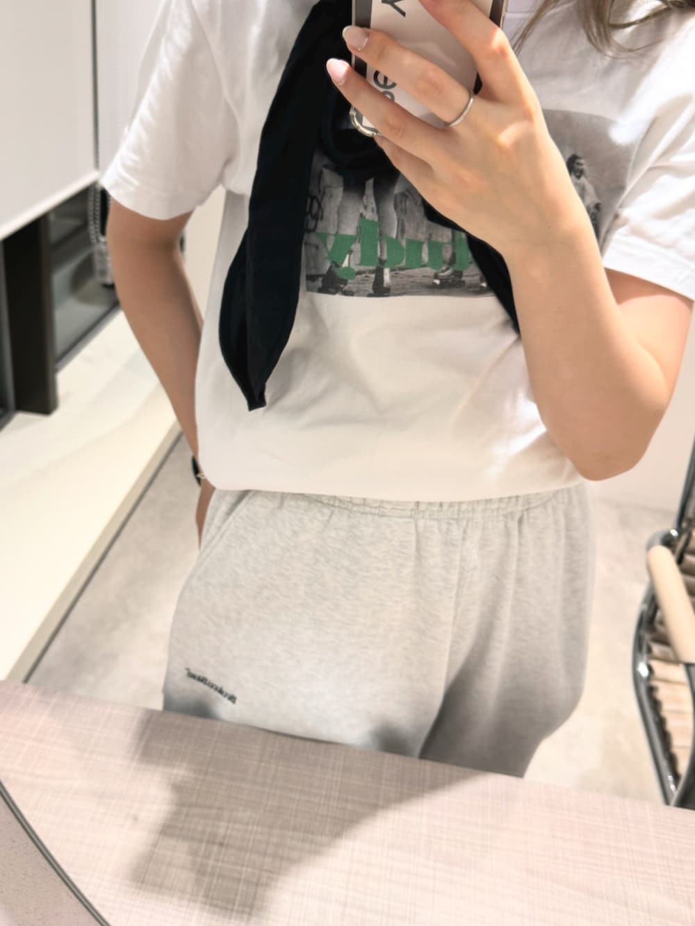 「秋っぽコーデ更新中、オトナカジュアル、スウェットパンツ、Tシャツ、broken base、adidas originals、あつぞこサンダル、シンプルコーデ」｜「ADAM ET ROPE'のSTUDY for BIOTOP T 24SS（Tシャツ/カットソー、ホワイト系）」を使った、michi さん（骨格ナチュラル・レディース・160cm）の秋コーディネートの2枚目の写真