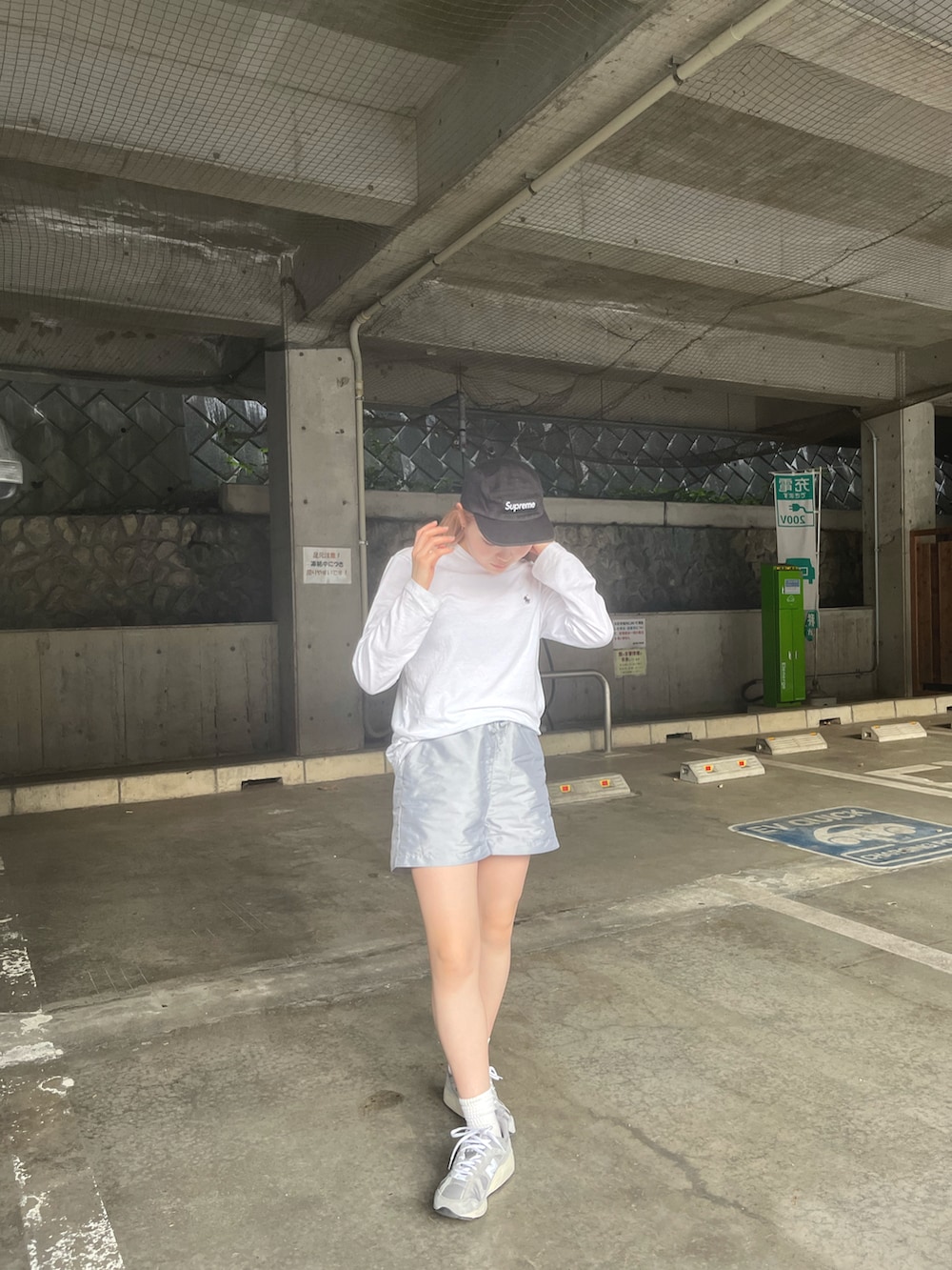 グレー系のスニーカー、シルバー系のパンツ、ホワイト系のTシャツ/カットソーを着用したレディースの夏コーディネートの2枚目の写真