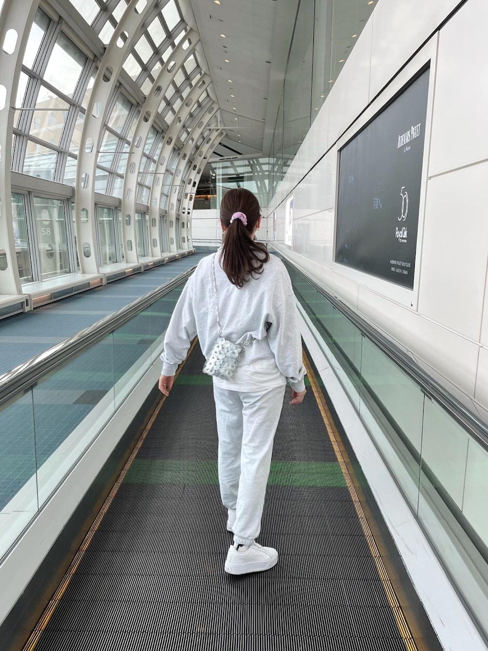 グレー系のスウェット、グレー系のスウェットパンツ、その他のショルダーバッグを着用したレディースの秋コーディネートの2枚目の写真