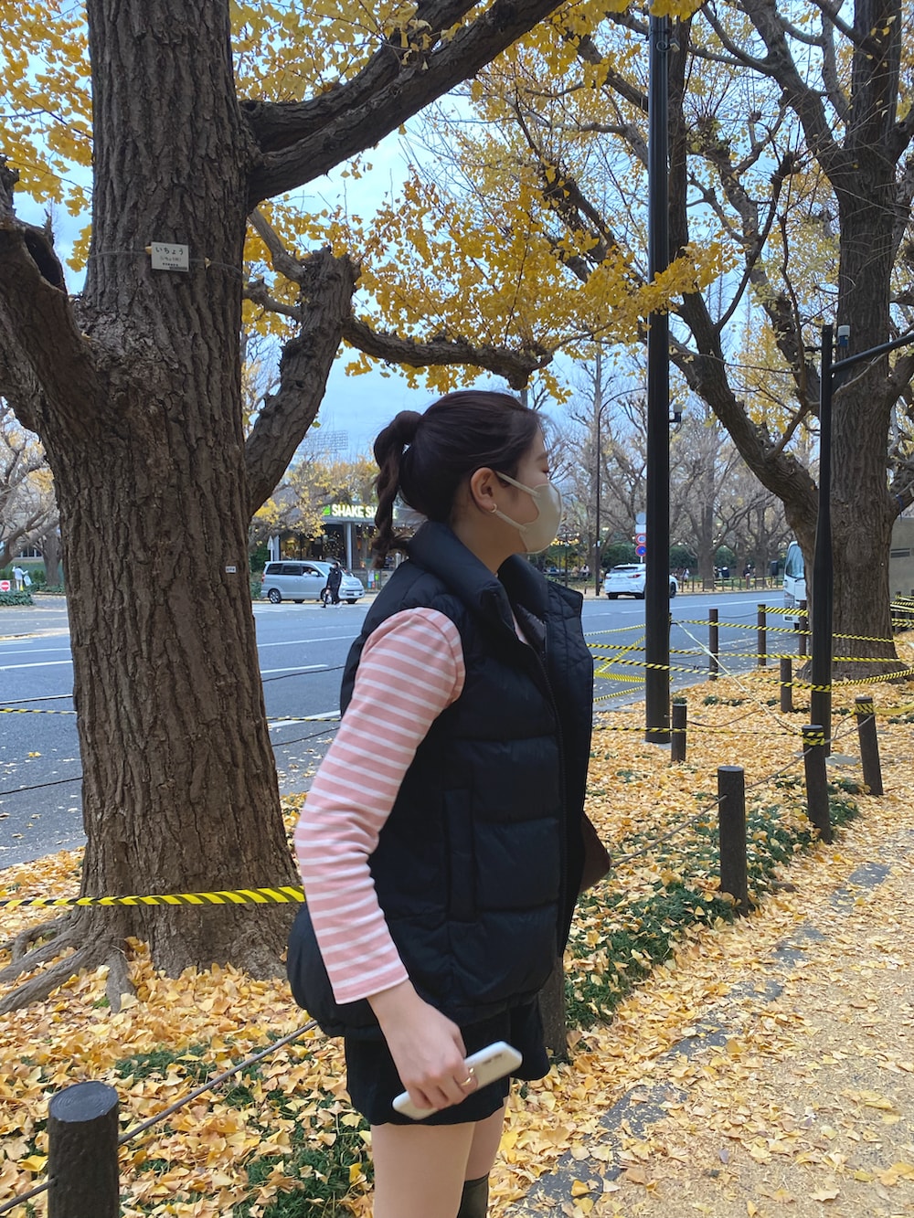 「カジュアル、ボーダー、ダウンベスト、ショートパンツ、ブラックコーデ、ZARA、ショートブーツ、冬コーデ、ロングブーツ、大人カジュアル、セントジェームス、パンツスタイル、雨の日コーデ、ゆるコーデ、イチョウ並木」｜「SLYのSLIM SHOULDER バッグ/ショルダー（ショルダーバッグ、ブラウン系）」を使った、michi さん（レディース・160cm）の冬コーディネートの2枚目の写真