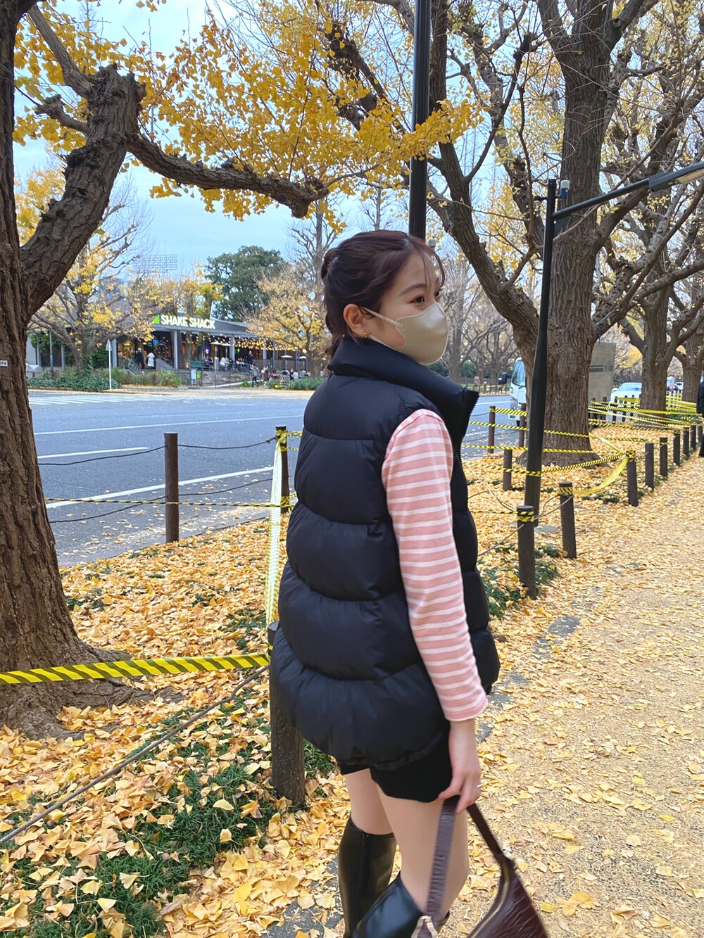 「カジュアル、ボーダー、ダウンベスト、ショートパンツ、ブラックコーデ、ZARA、ショートブーツ、冬コーデ、ロングブーツ、大人カジュアル、セントジェームス、パンツスタイル、雨の日コーデ、ゆるコーデ、イチョウ並木」｜「SLYのSLIM SHOULDER バッグ/ショルダー（ショルダーバッグ、ブラウン系）」を使った、michi さん（レディース・160cm）の冬コーディネートの3枚目の写真