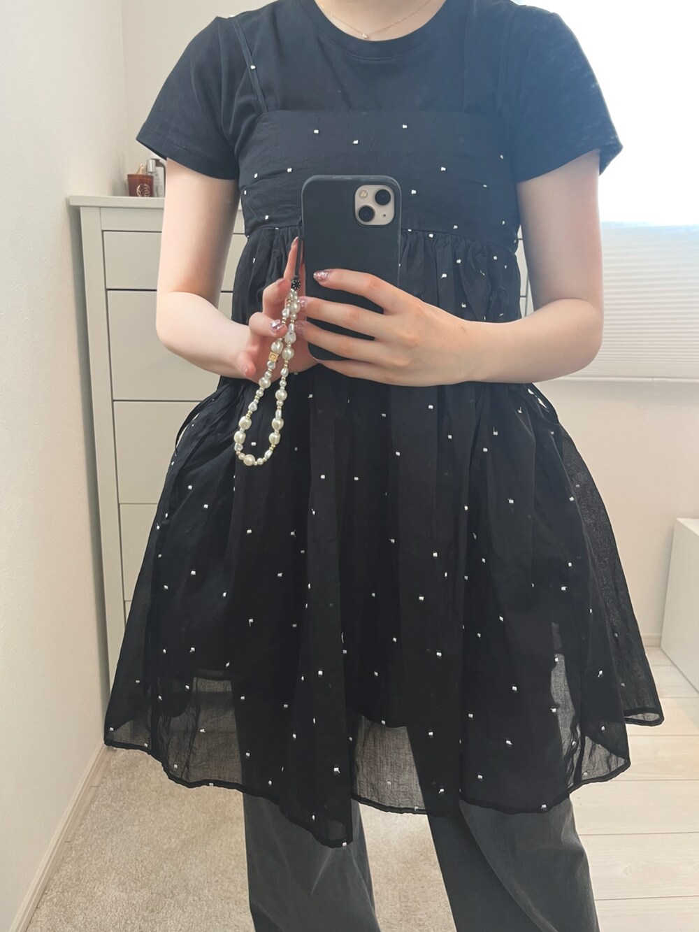 ブラック系のワンピース/ドレス、グレー系のパンツを着用したレディースの秋コーディネートの2枚目の写真