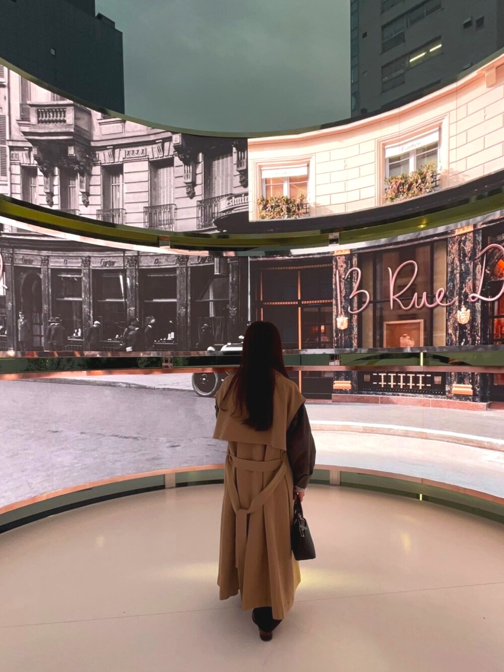 ブラウン系のシャツ/ブラウスを着用したレディースの冬コーディネートの2枚目の写真