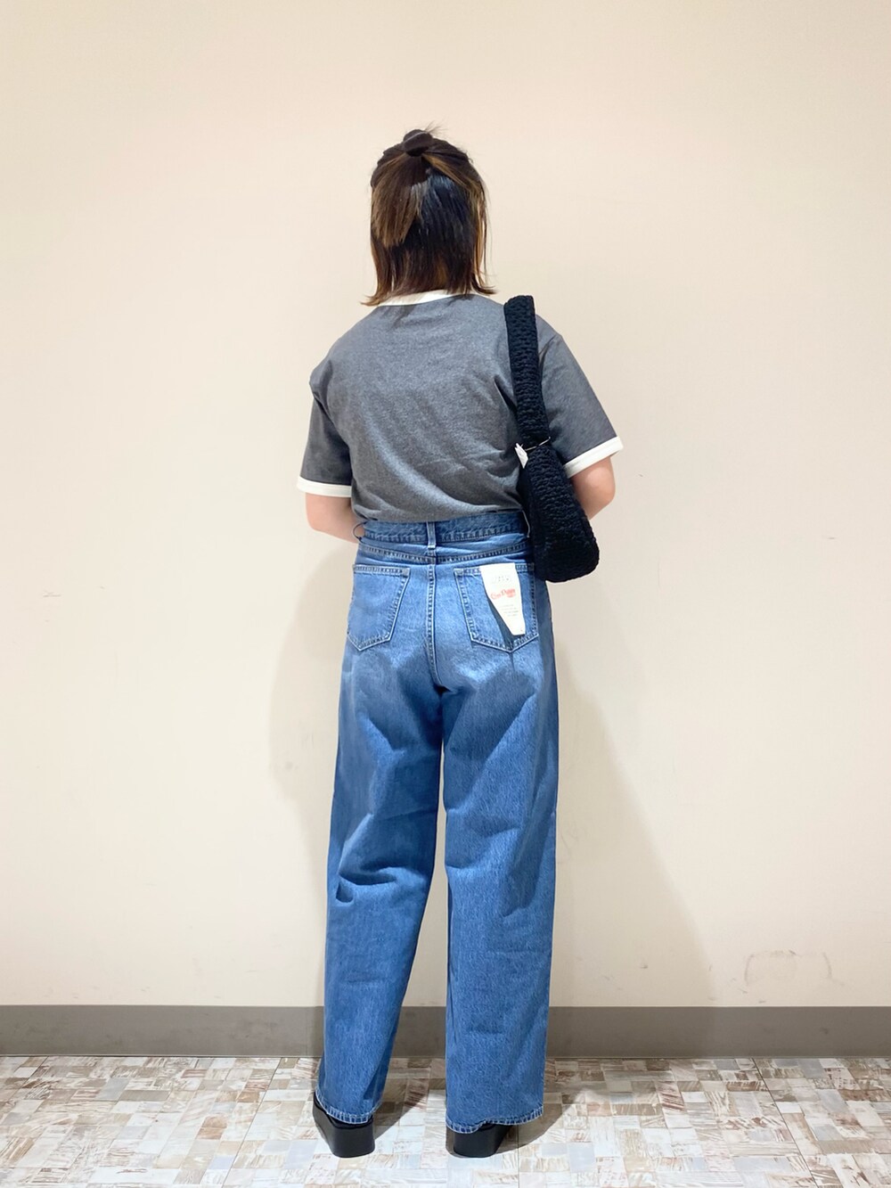 「LOWRYS FARM、ローリーズファーム(LOWRYS FARM)、Tシャツ、Tシャツ×デニム、デニムパンツ、サンダル、夏コーデ、骨格ストレート、シンプルコーデ、お出かけコーデ、カジュアルコーデ、大学生、大学生コーデ、通学コーデ」｜「LOWRYS FARMのリンガーＴシャツＳＳ　704169（Tシャツ/カットソー、グレー系）」を使った、みさきさん（レディース・161cm）の春コーディネートの3枚目の写真