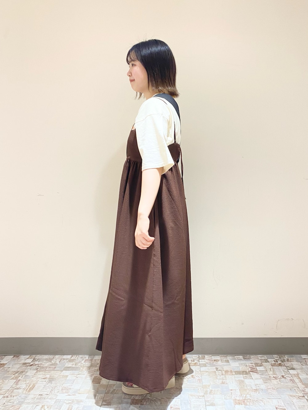 「春夏コーデ、キャミワンピ、ローリーズファーム(LOWRYS FARM)、LOWRYS FARM、骨格ストレート、ショルダーバッグ、Tシャツ、通学コーデ、大学生、大学生コーデ、サンダル、外ハネボブ」｜「LOWRYS FARMのカコウカレッジロゴＴシャツ　191864（Tシャツ/カットソー、ホワイト系）」を使った、みさきさん（レディース・161cm）の春コーディネートの2枚目の写真