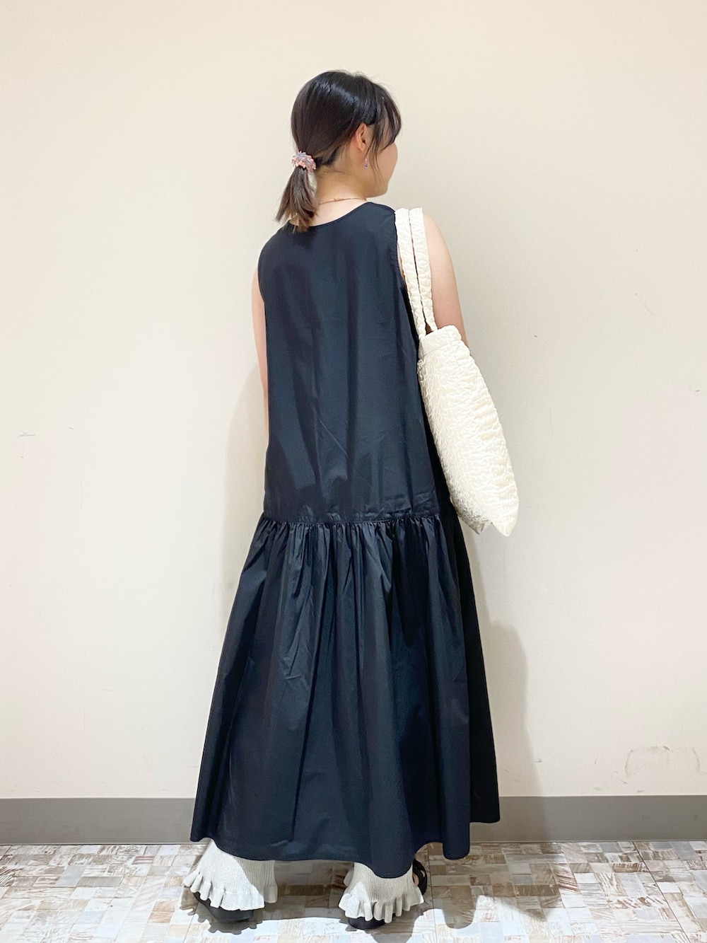 「LOWRYS FARM、ローリーズファーム(LOWRYS FARM)、夏コーデ、夏服、休日スタイル、休日コーデ、お出かけコーデ、ワンピース、ワンピーススタイル、骨格ストレート、大学生コーデ、海コーデ」｜「LOWRYS FARMのティアードノースリーブワンピース　962731（ワンピース、ブラック系）」を使った、みさきさん（レディース・161cm）の夏コーディネートの3枚目の写真