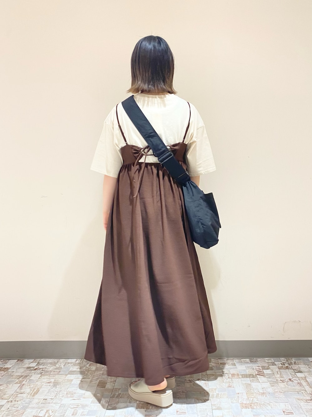 「春夏コーデ、キャミワンピ、ローリーズファーム(LOWRYS FARM)、LOWRYS FARM、骨格ストレート、ショルダーバッグ、Tシャツ、通学コーデ、大学生、大学生コーデ、サンダル、外ハネボブ」｜「LOWRYS FARMのカコウカレッジロゴＴシャツ　191864（Tシャツ/カットソー、ホワイト系）」を使った、みさきさん（レディース・161cm）の春コーディネートの3枚目の写真