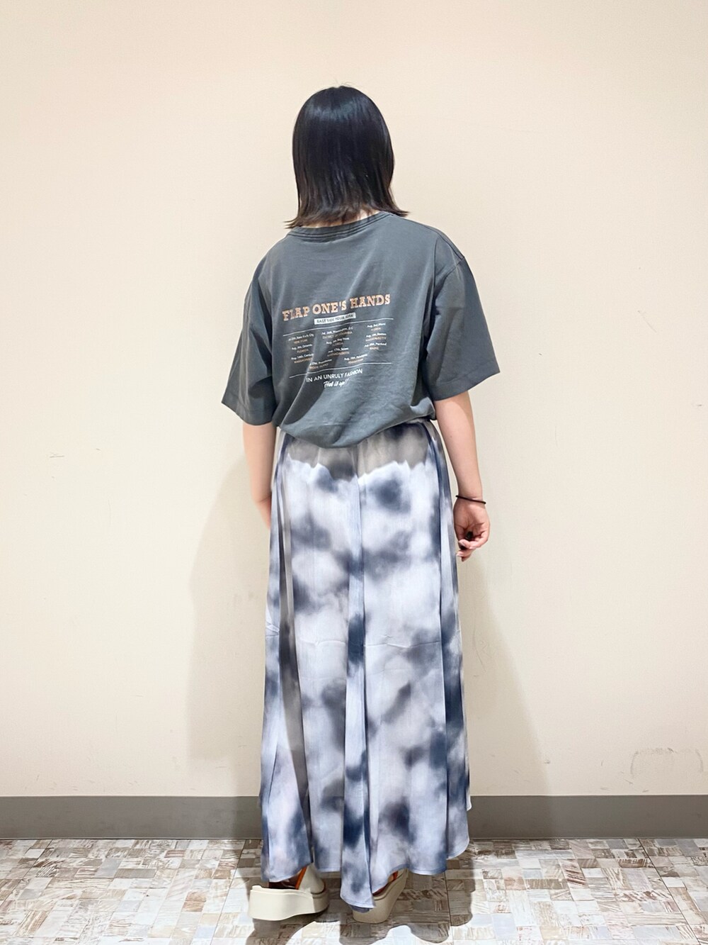 「LOWRYS FARM、ローリーズファーム(LOWRYS FARM)、Tシャツ、スカート、夏コーデ、夏だ！Tシャツ着よう！、大学生コーデ、サンダル、骨格ストレート」｜「LOWRYS FARMのUSEDツアーTSS　908136（Tシャツ/カットソー、グレー系）」を使った、みさきさん（レディース・161cm）の夏コーディネートの3枚目の写真