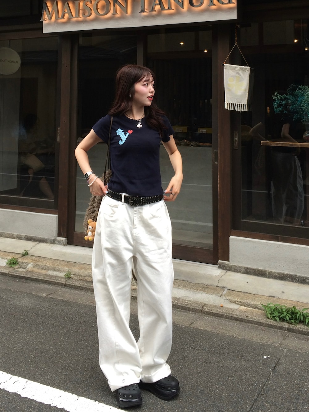 ホワイト系のデニムパンツ、ブルー系のTシャツ/カットソー、グリーン系のバックパック/リュックを着用したレディースの夏コーディネートの2枚目の写真