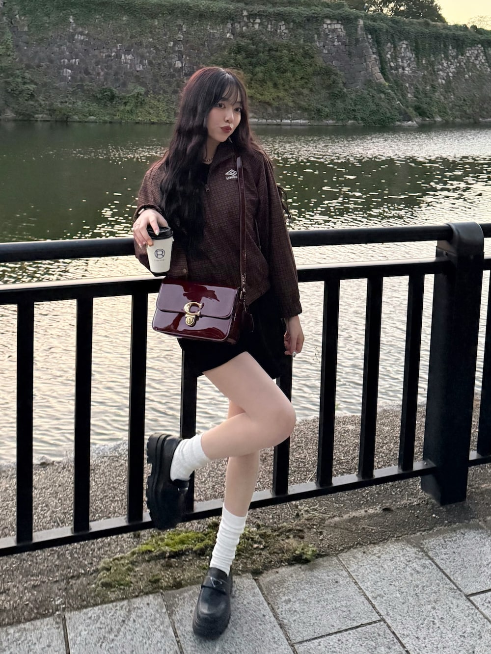 ブラウン系のブルゾン、レッド系のショルダーバッグ、ブラック系のその他パンツを着用したレディースの秋コーディネートの2枚目の写真
