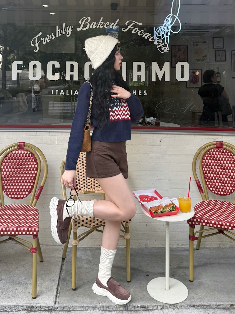 ブラウン系のその他パンツ、ブラウン系のローファー、ブルー系のニット/セーターを着用したレディースの秋コーディネートの2枚目の写真