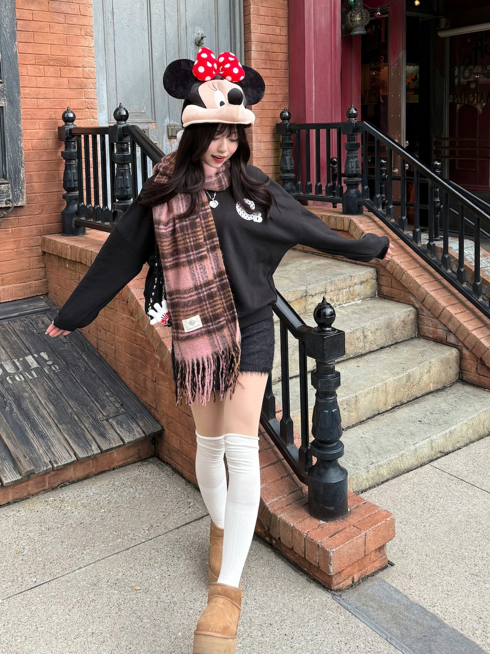 ブラック系のその他パンツ、ブラウン系のブーツ、ブラック系のスウェットを着用したレディースの秋コーディネートの2枚目の写真