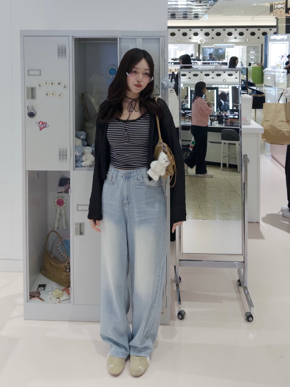 その他のキャミソール、ブルー系のデニムパンツ、ベージュ系のスニーカーを着用したレディースの春コーディネートの2枚目の写真