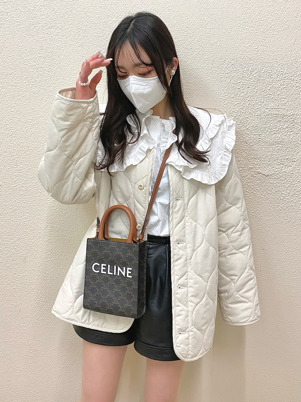 ホワイト系のTシャツ/カットソー、ブラック系のブーツ、ブラック系のその他パンツを着用したレディースの春コーディネートの4枚目の写真