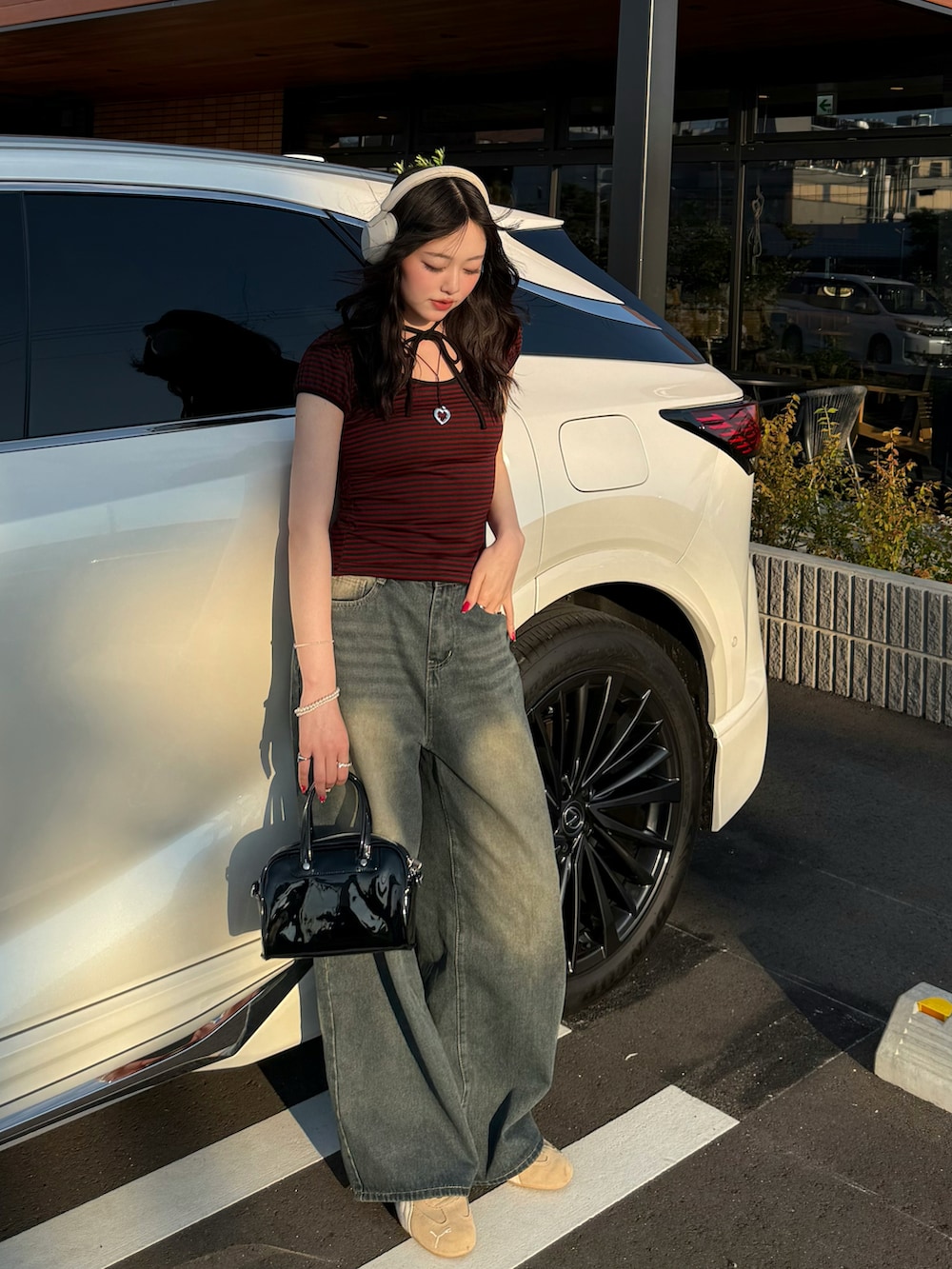 その他のハンドバッグ、その他のTシャツ/カットソー、ベージュ系のスニーカーを着用したレディースの夏コーディネートの2枚目の写真