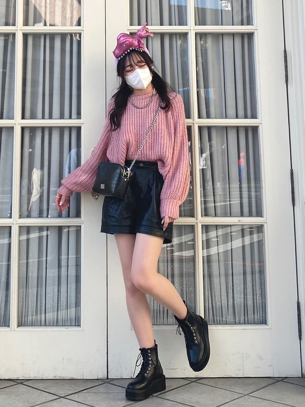 ピンク系のニット/セーター、ブラック系のその他パンツ、ブラック系のその他シューズを着用したレディースの春コーディネートの2枚目の写真