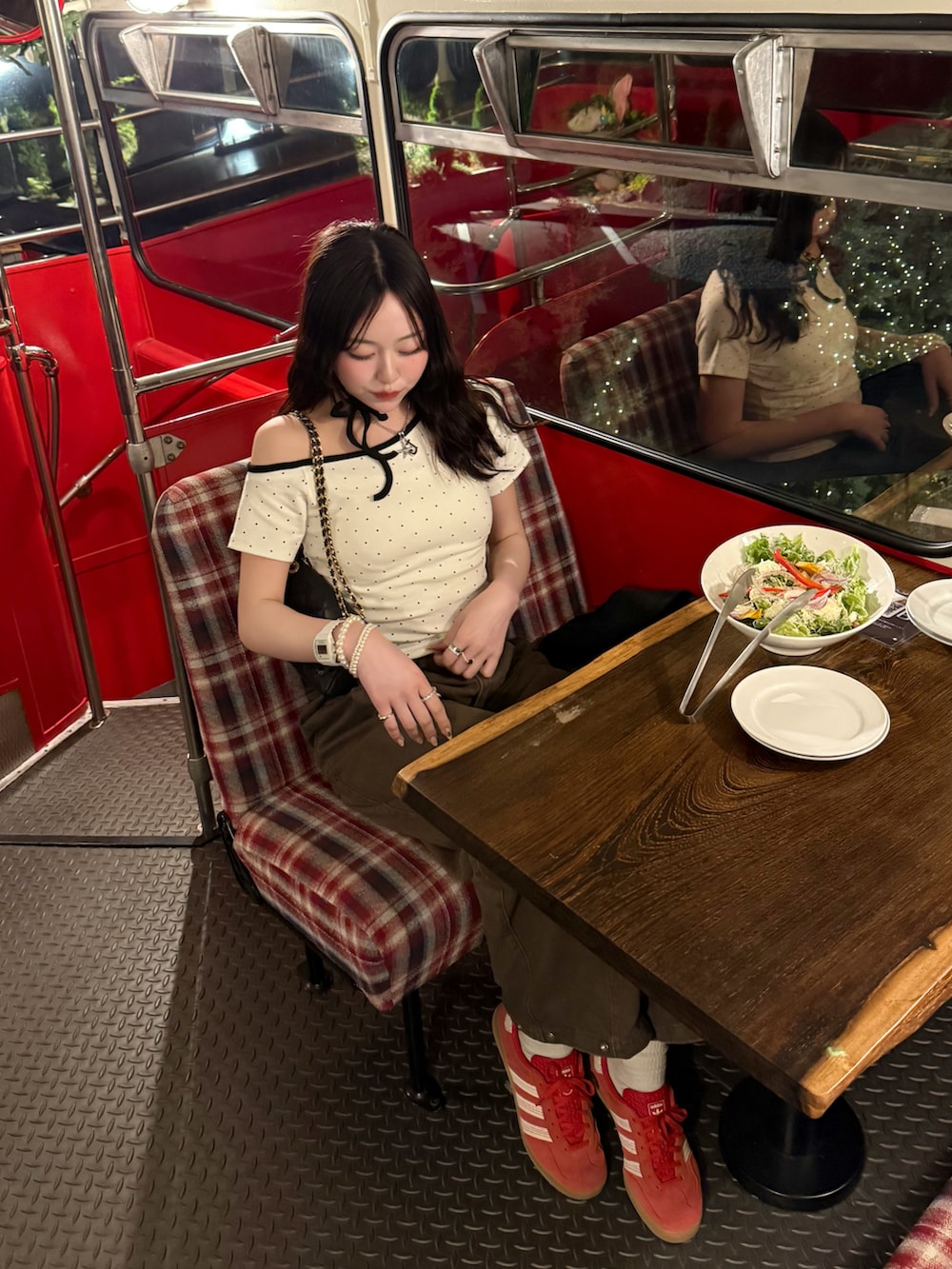 ホワイト系のTシャツ/カットソー、ブラウン系のデニムパンツ、レッド系のスニーカーを着用したレディースの春コーディネートの2枚目の写真