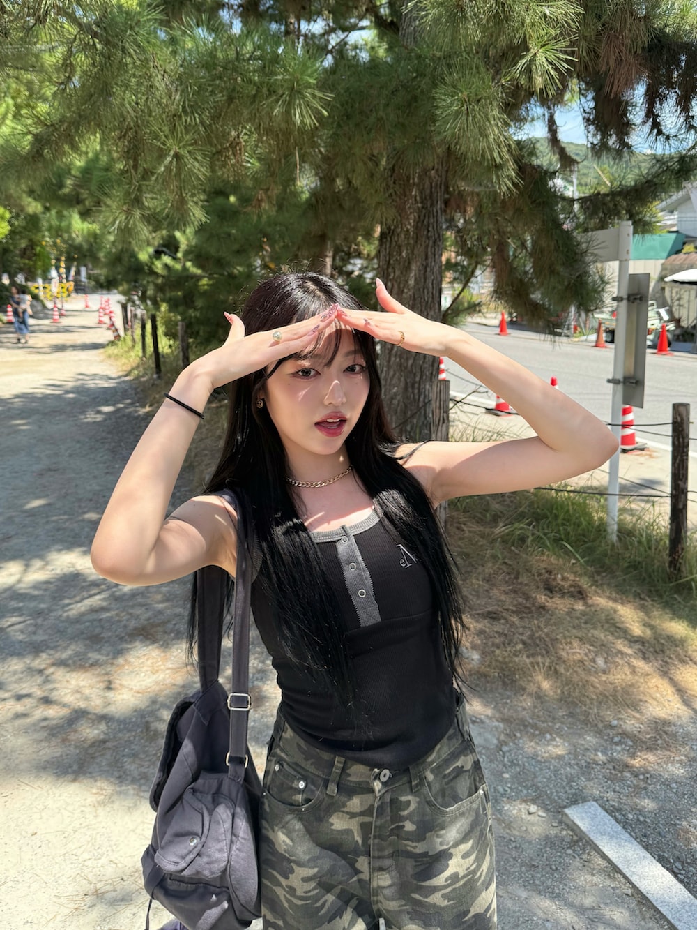 ブラック系のタンクトップ、その他のその他パンツ、グレー系のバックパック/リュックを着用したレディースの夏コーディネートの4枚目の写真