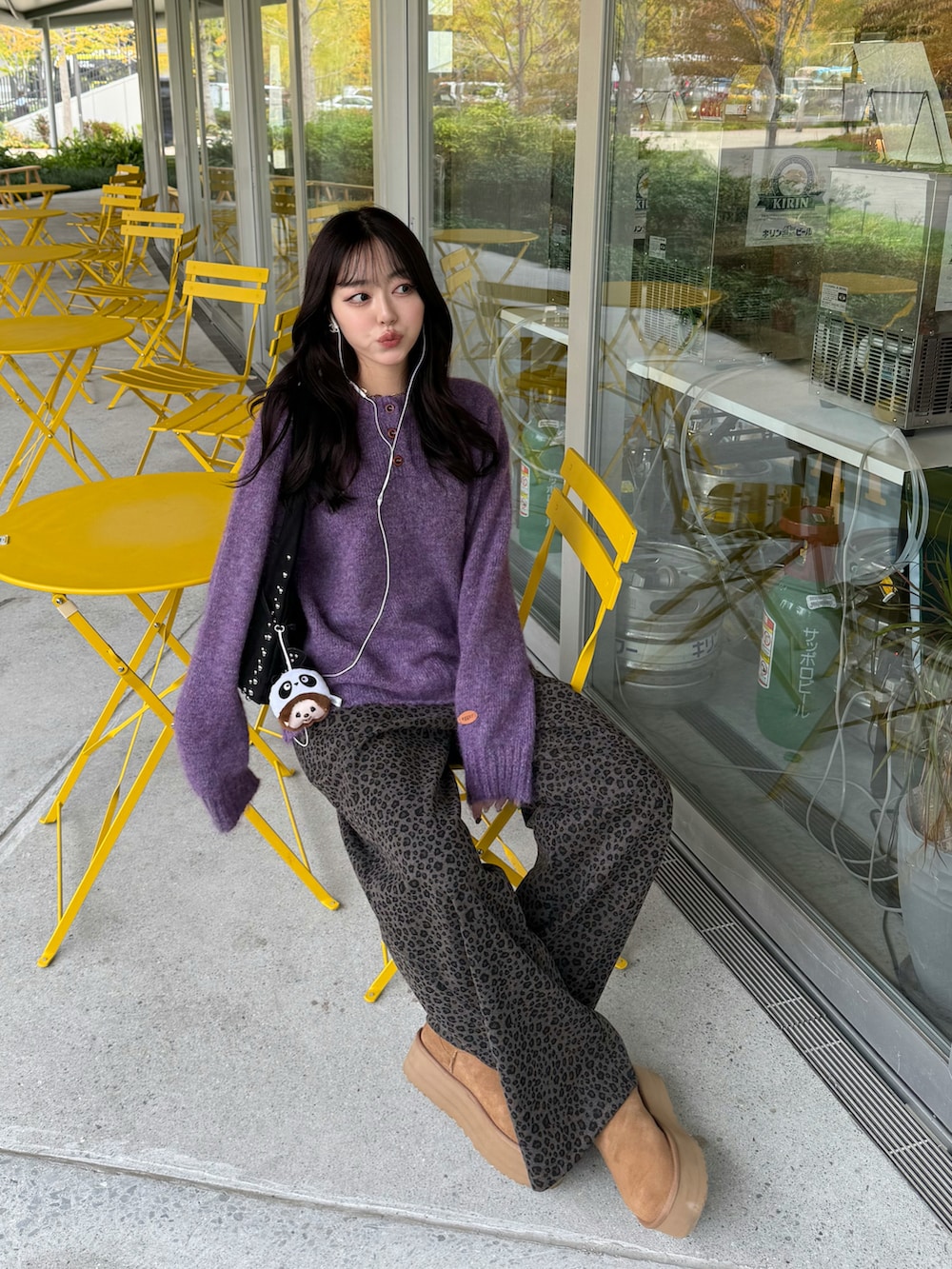パープル系のニット/セーター、その他のパンツ、ブラック系のハンドバッグを着用したレディースの秋コーディネートの3枚目の写真