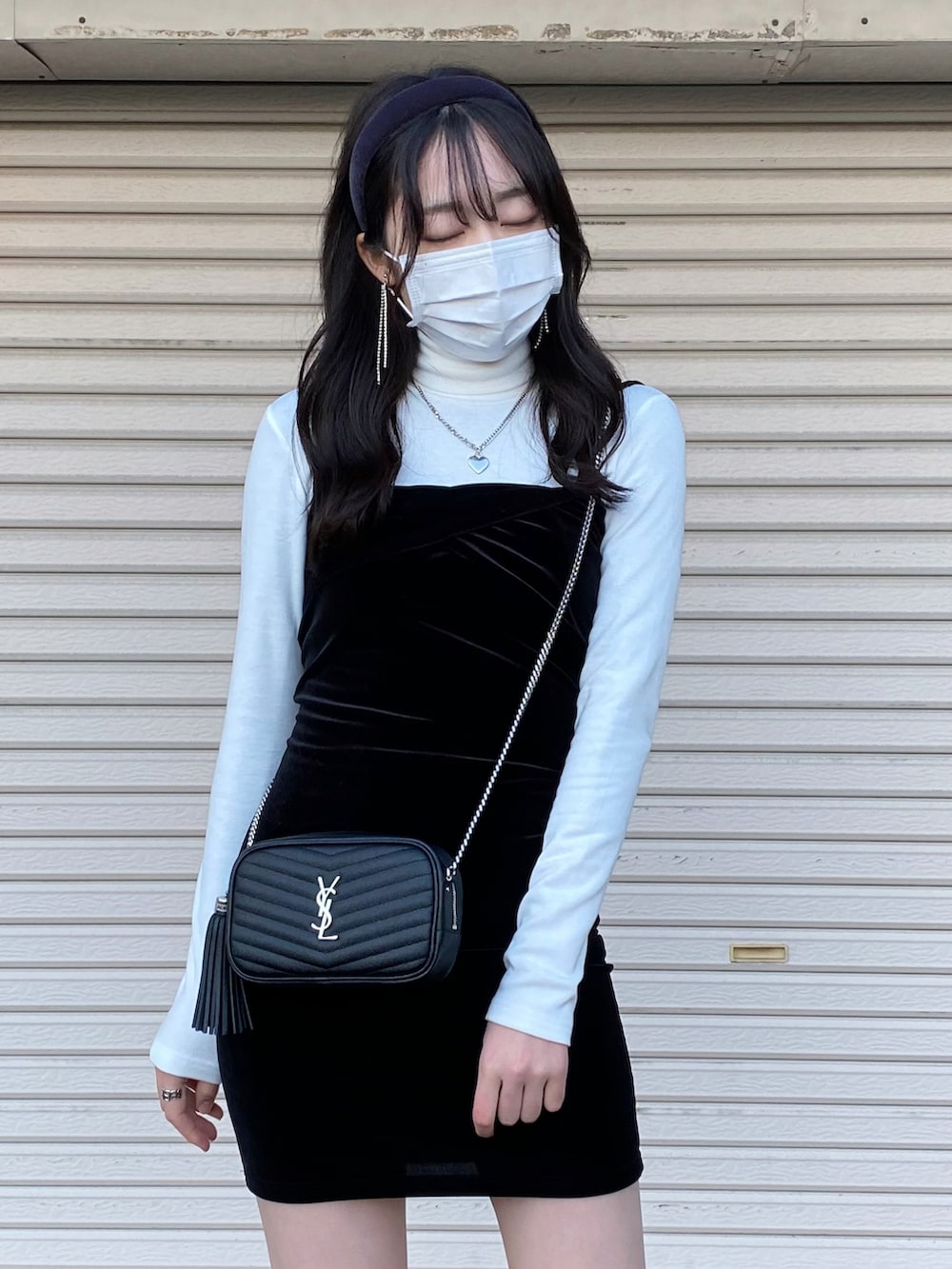 ブラック系のワンピース/ドレス、ブラック系のショルダーバッグを着用したレディースの冬コーディネートの3枚目の写真