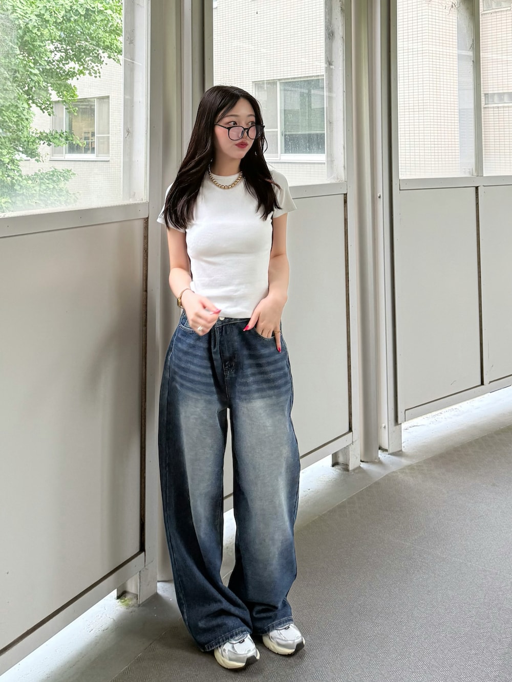 ホワイト系のTシャツ/カットソー、グリーン系のバックパック/リュック、ブルー系のデニムパンツを着用したレディースの夏コーディネートの2枚目の写真