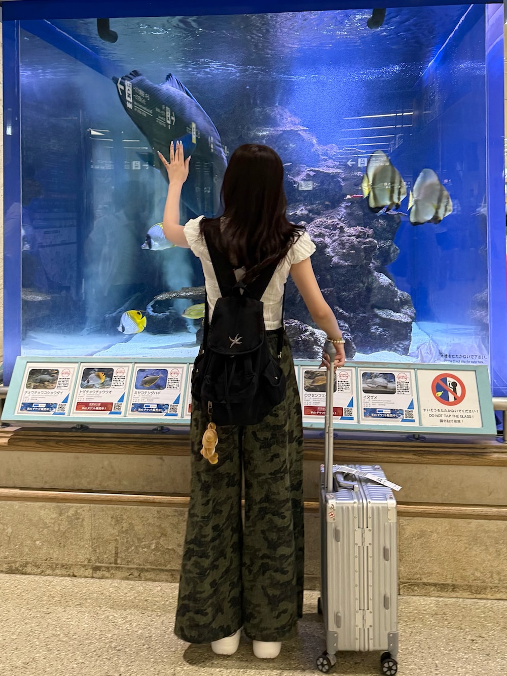 ホワイト系のシャツ/ブラウス、その他のカーゴパンツ、ブラック系のバックパック/リュックを着用したレディースの夏コーディネートの2枚目の写真